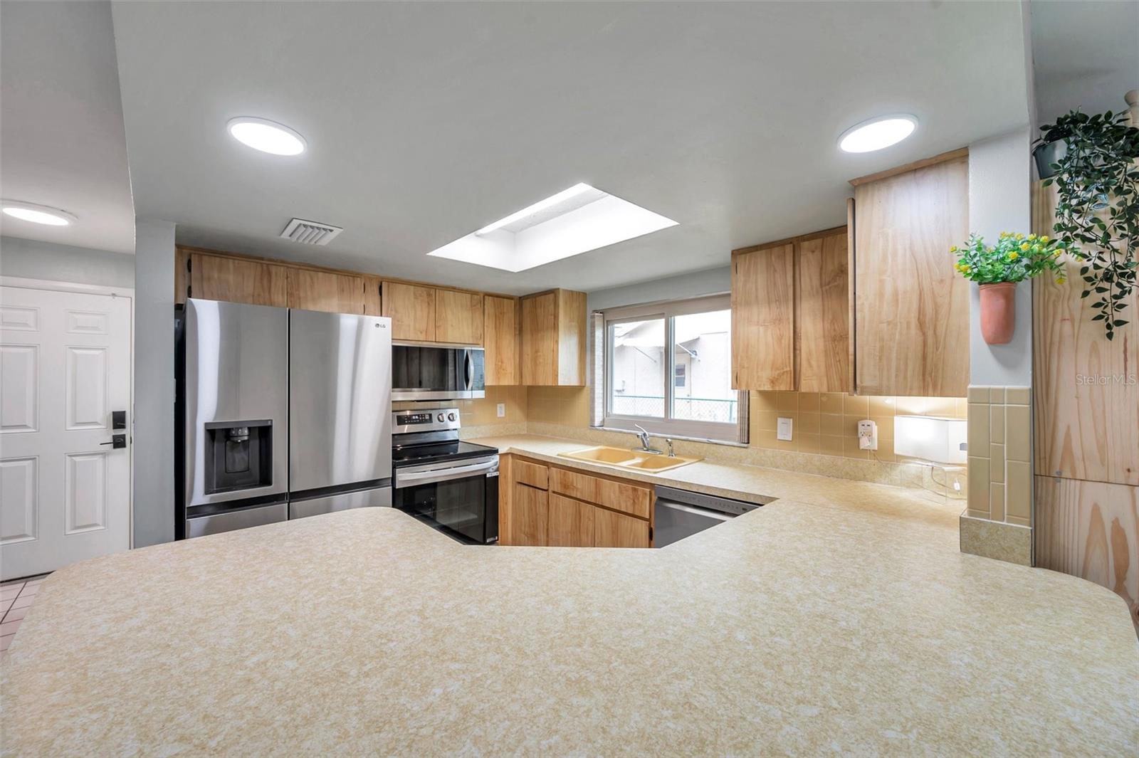 Oversized counter tops/ Breakfast bar