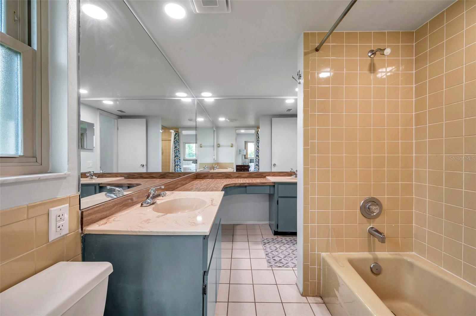 Master Bedroom en suite bathroom with dual sinks