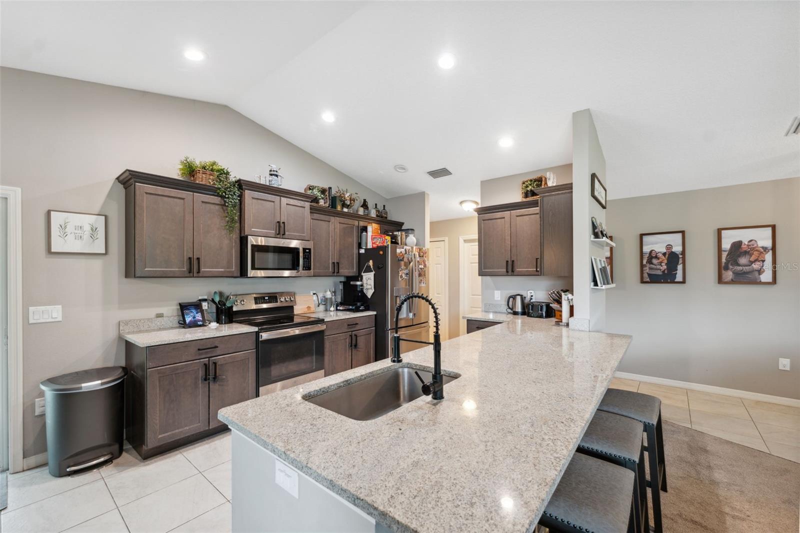 Kitchen / Breakfast Bar