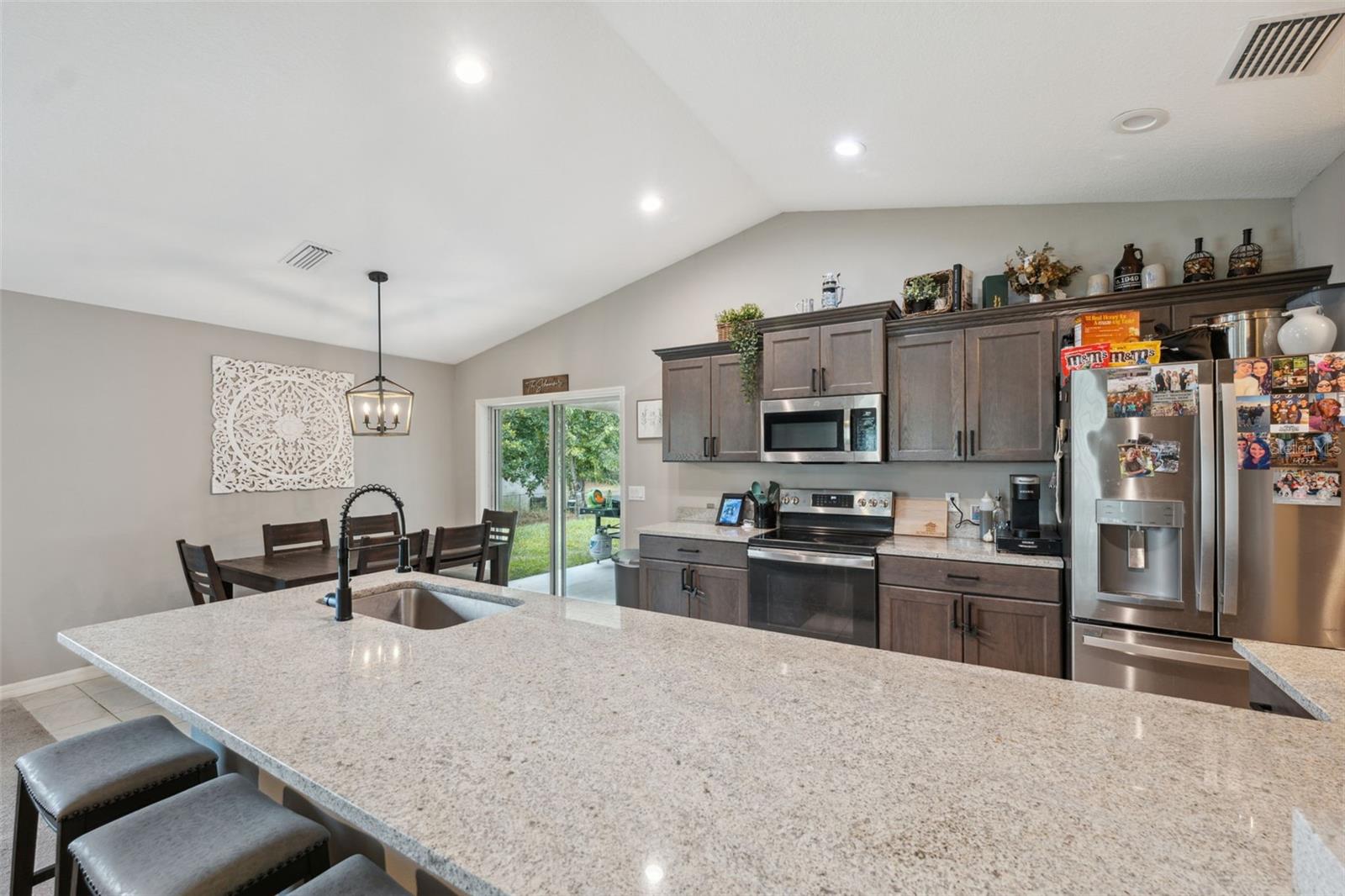 Kitchen / Breakfast Bar