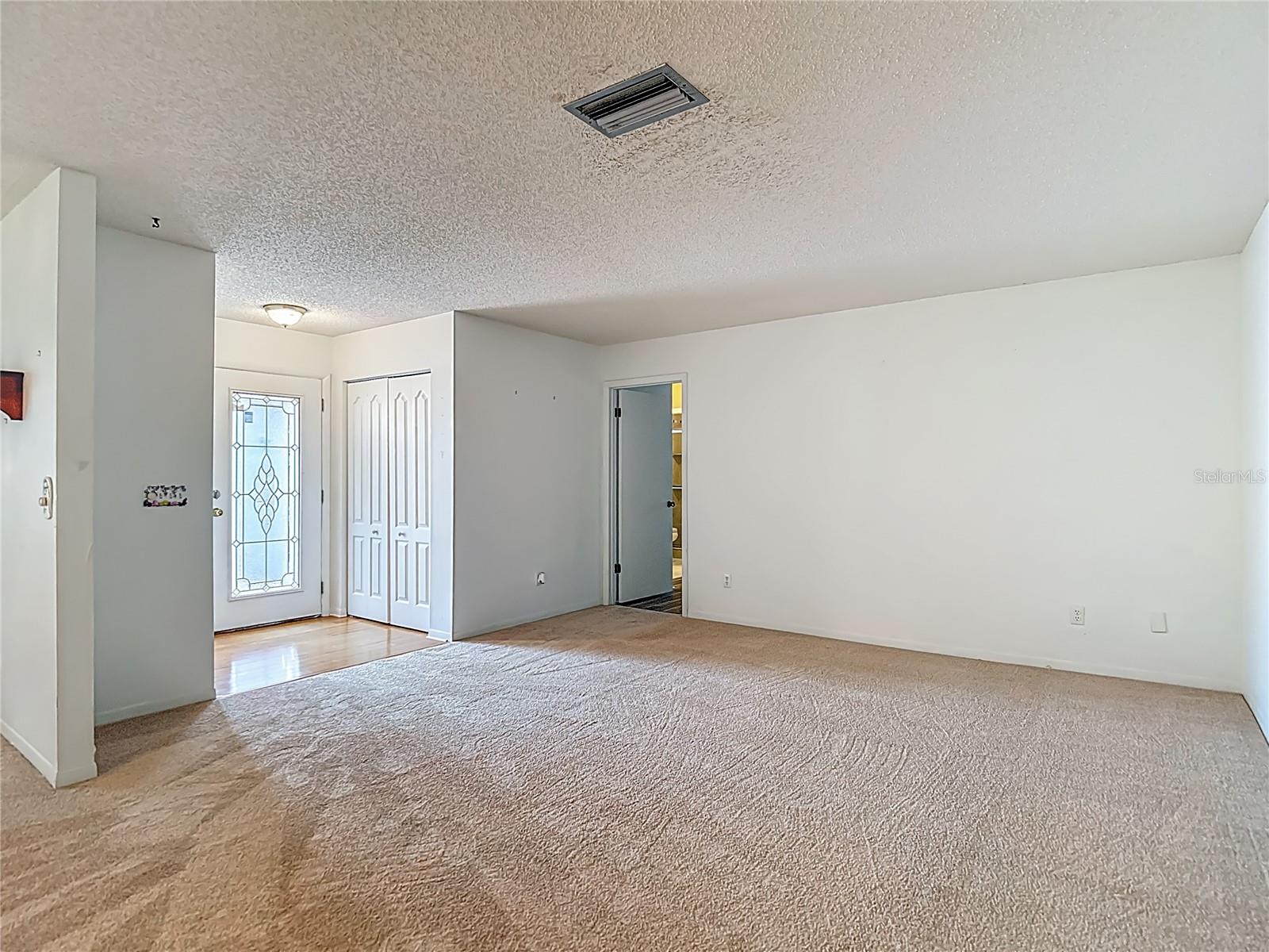 Living Room/Entry