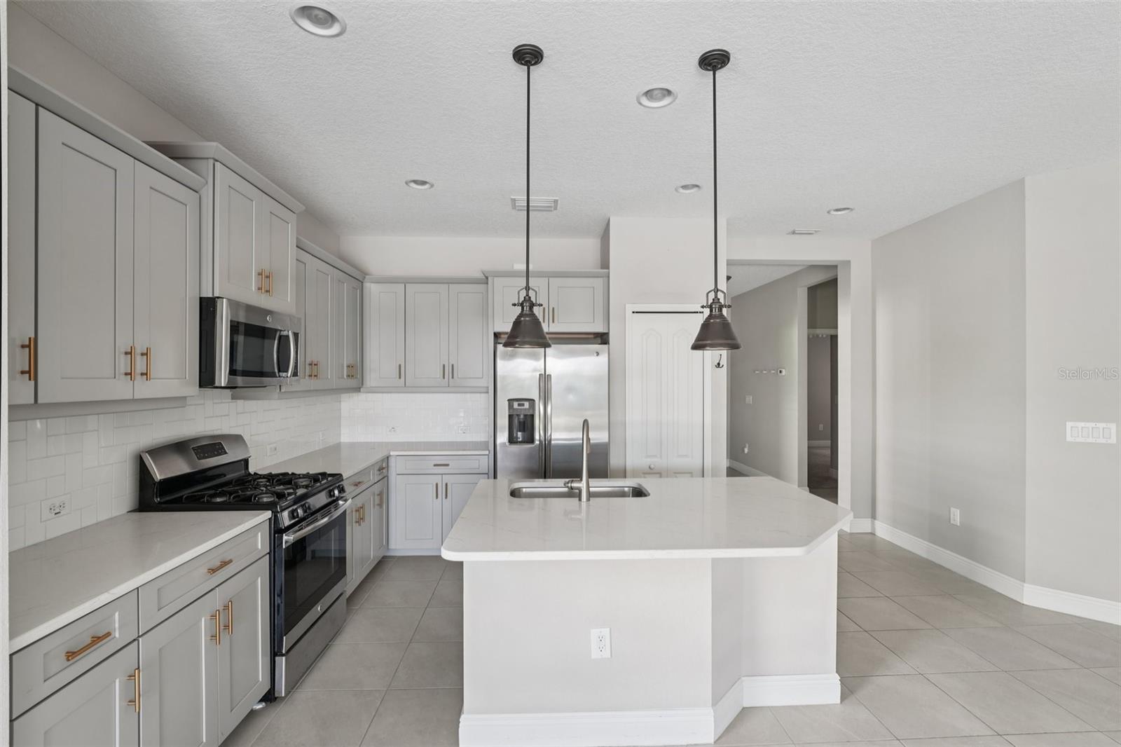 THE FAMILY CHEF WILL LOVE THE BEAUTIFUL KITCHEN WITH 5 BURNER GAS STOVE