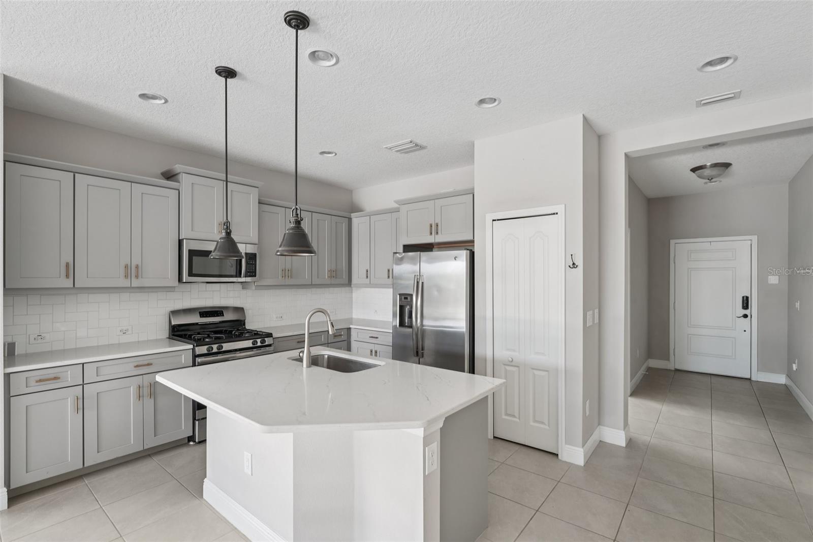 THE FAMILY CHEF WILL LOVE THE BEAUTIFUL KITCHEN WITH 5 BURNER GAS STOVE