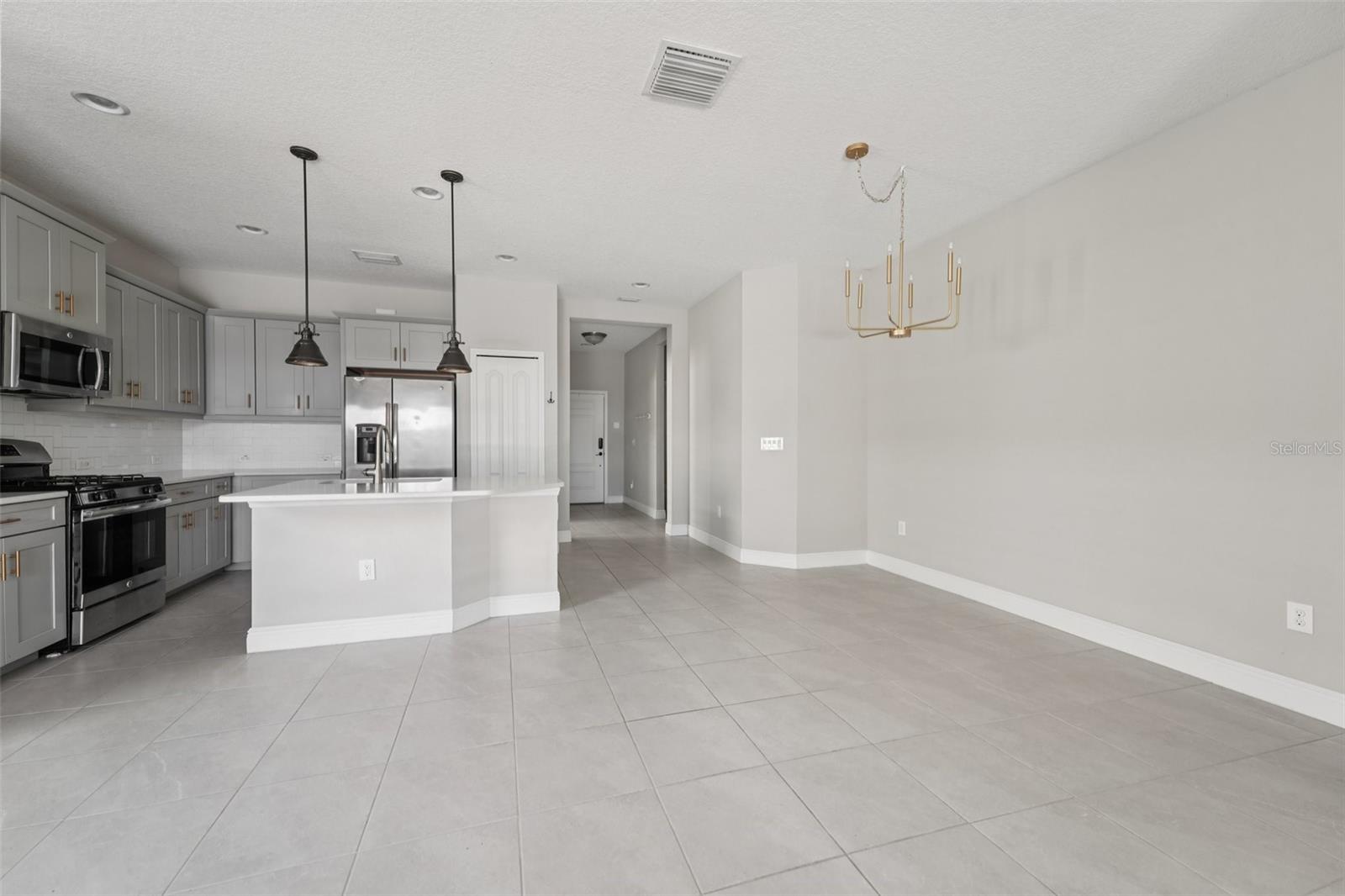 KITCHEN/DINING ROOM COMBO