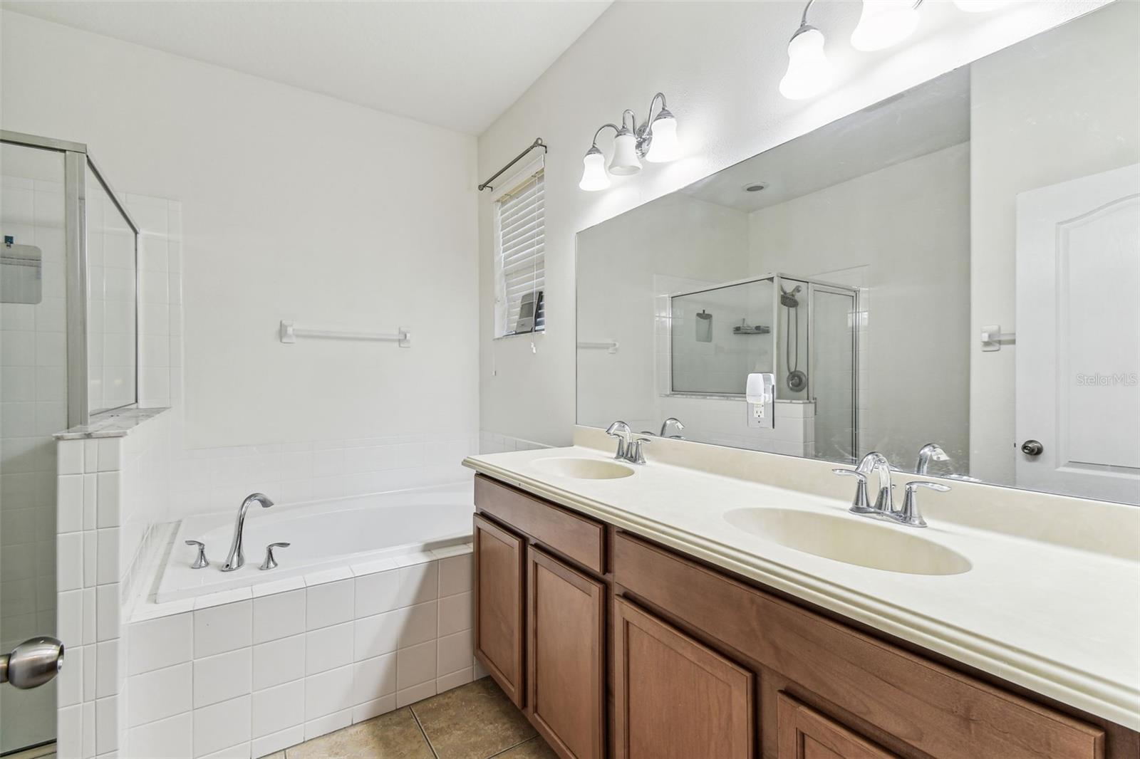 Primary Bathroom w/Double Vanities & Garden Tub