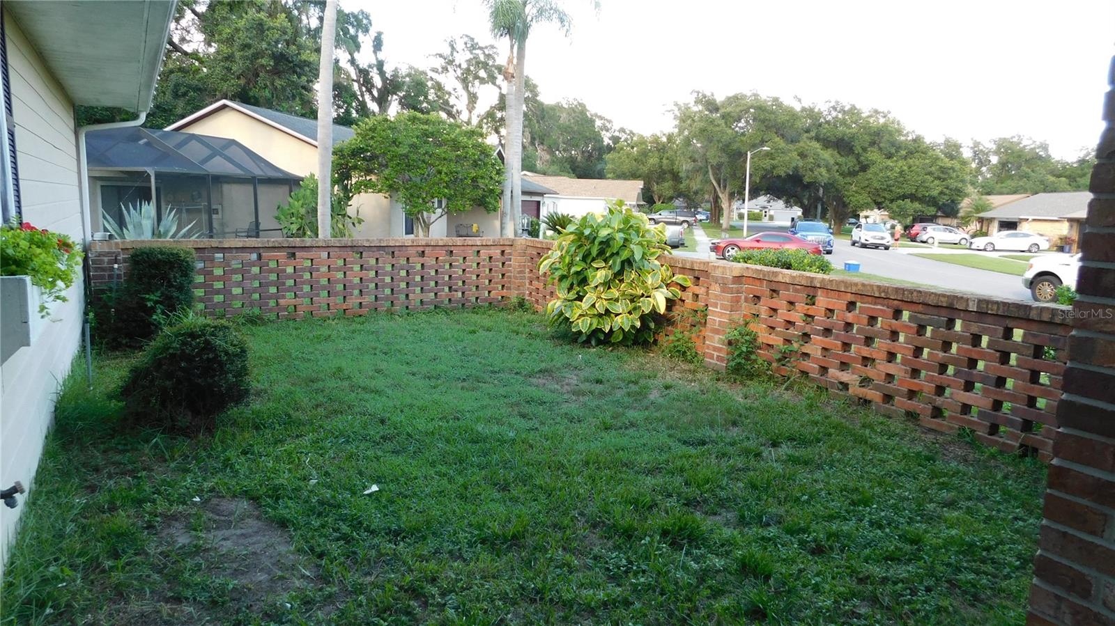Front patio/garden area