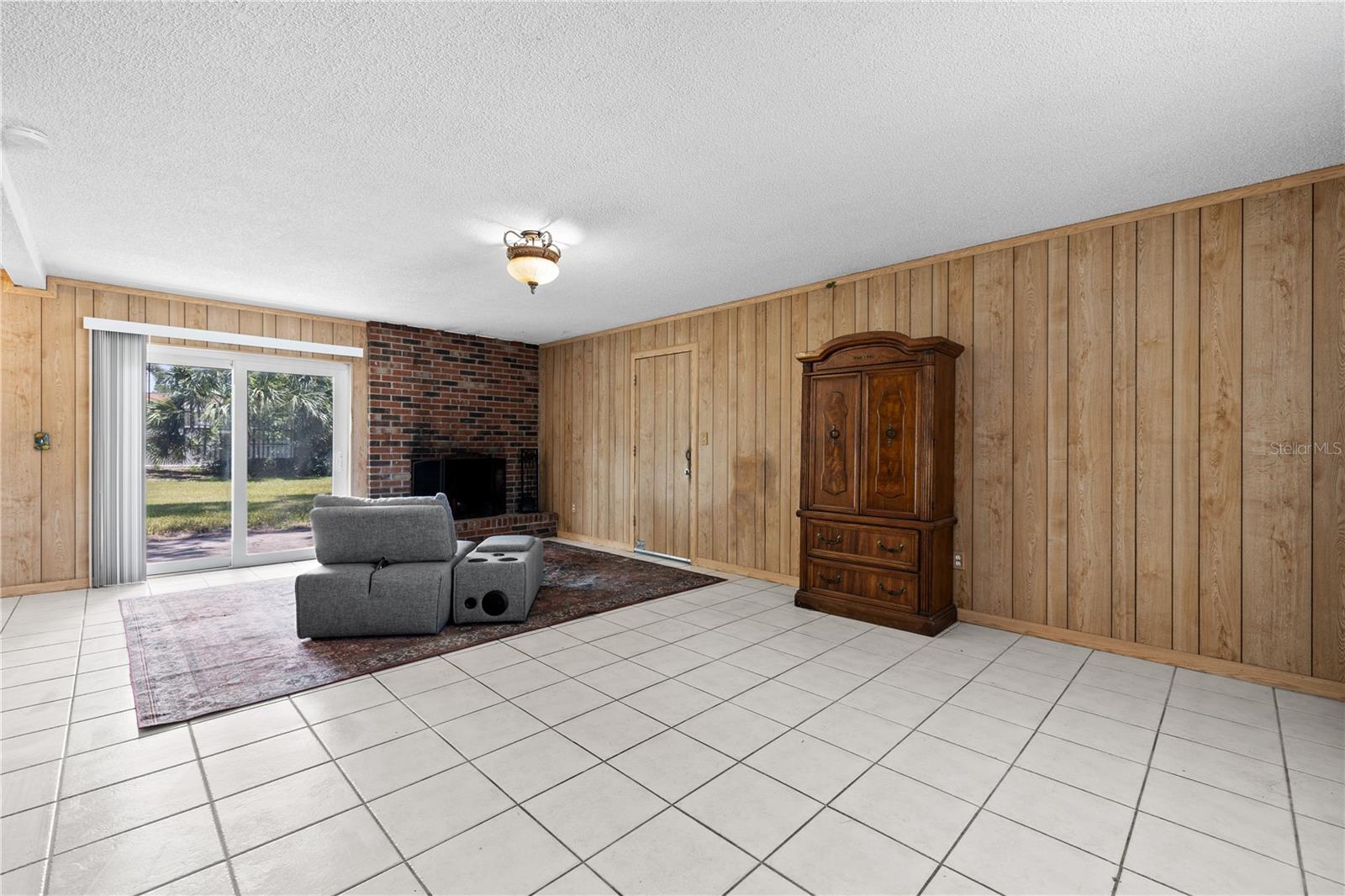 Family room/ Wood burning fire pit!