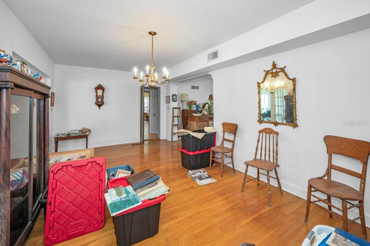 Dining room with plenty of space for entertaining.