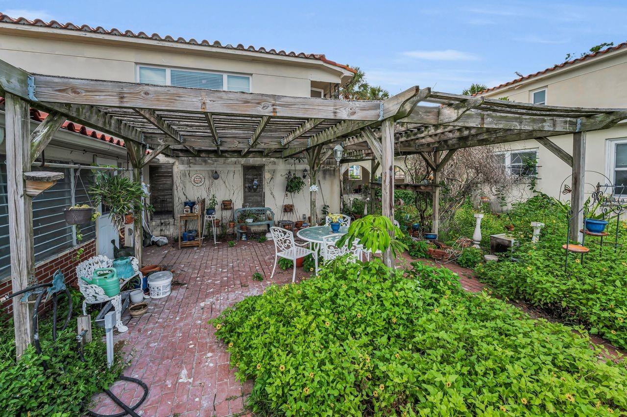 Can't you just imagine this outdoor living area refurbished?