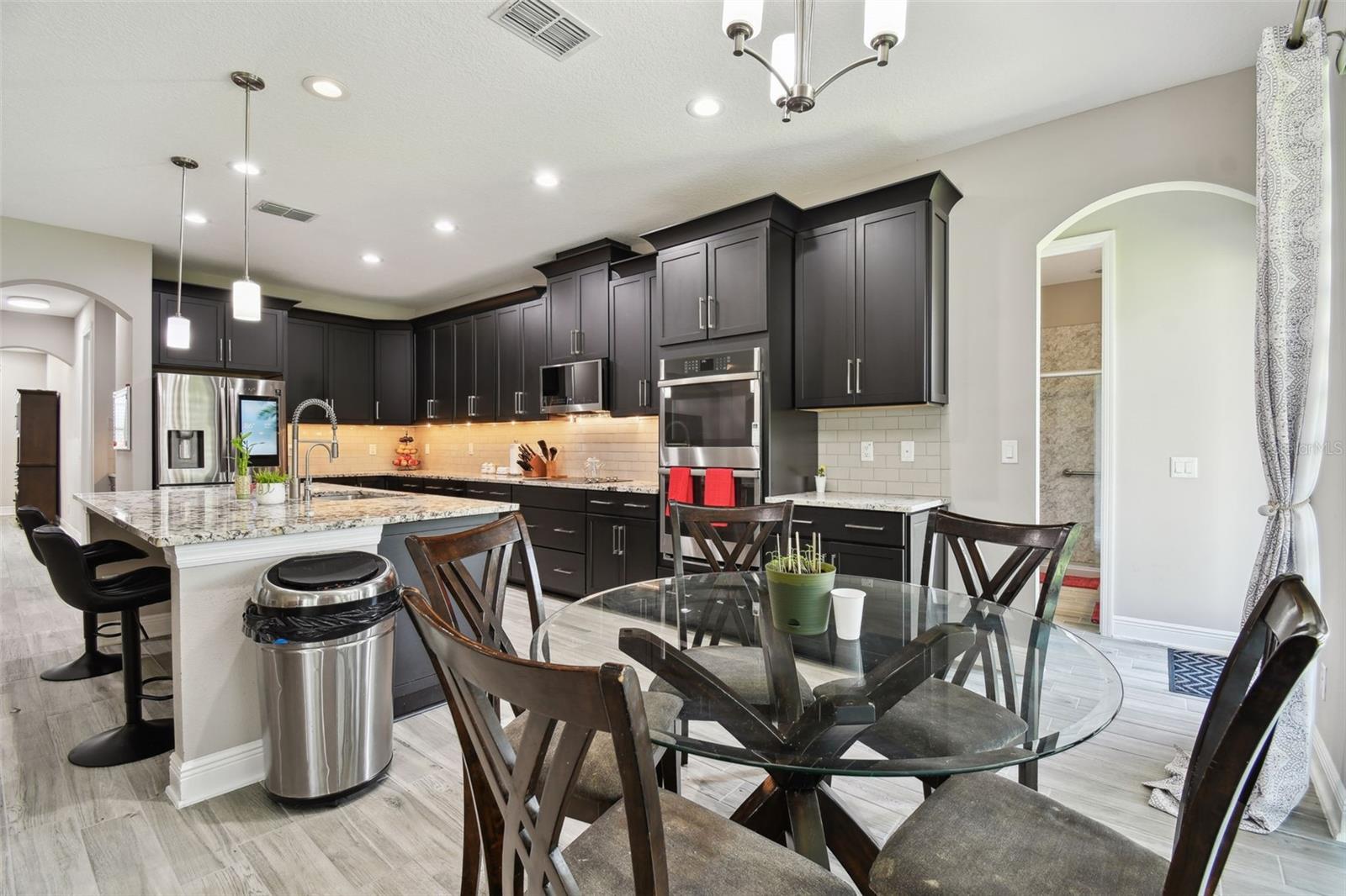 eat-in kitchen