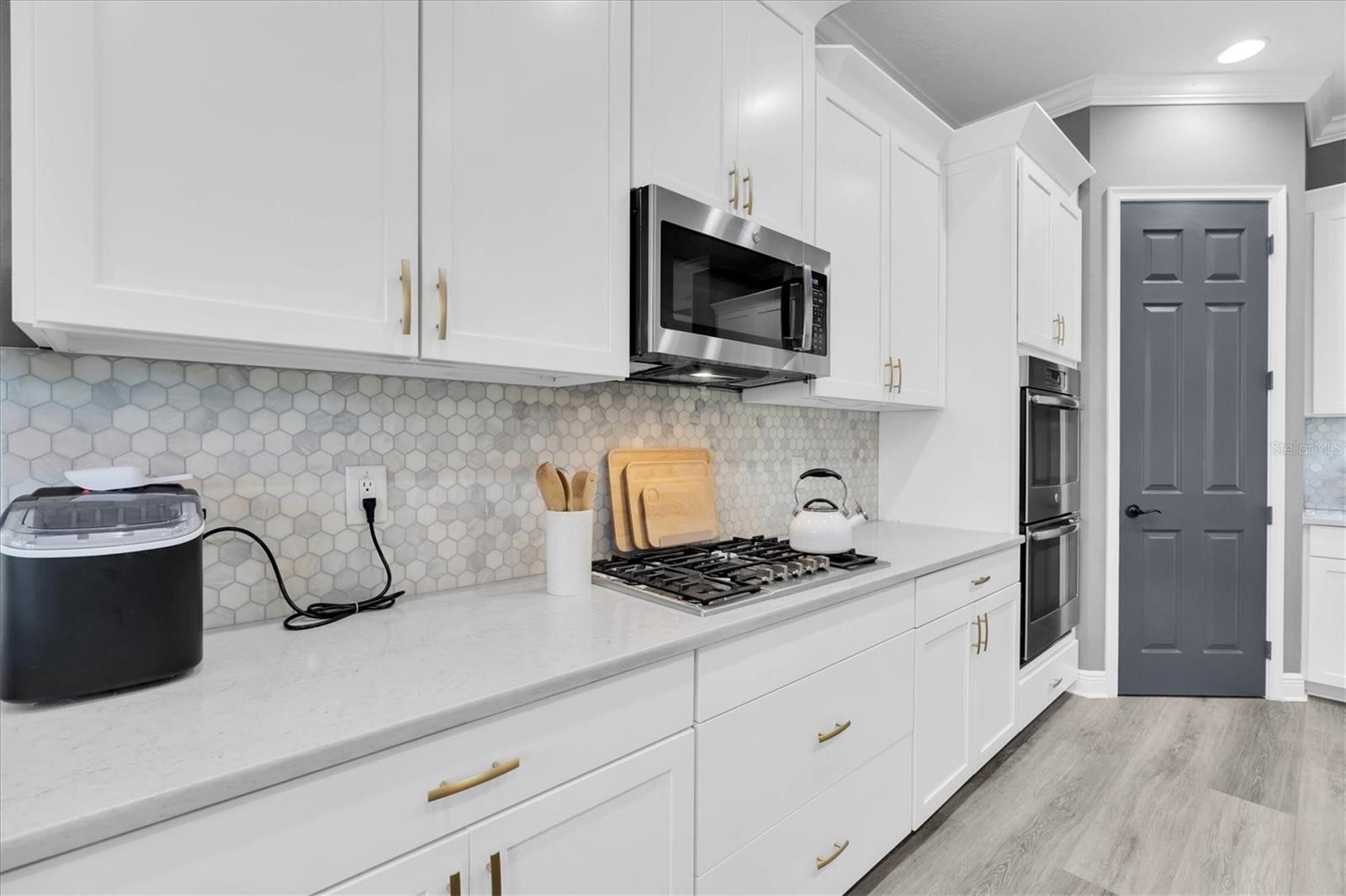 GAS RANGE & DOUBLE OVENS