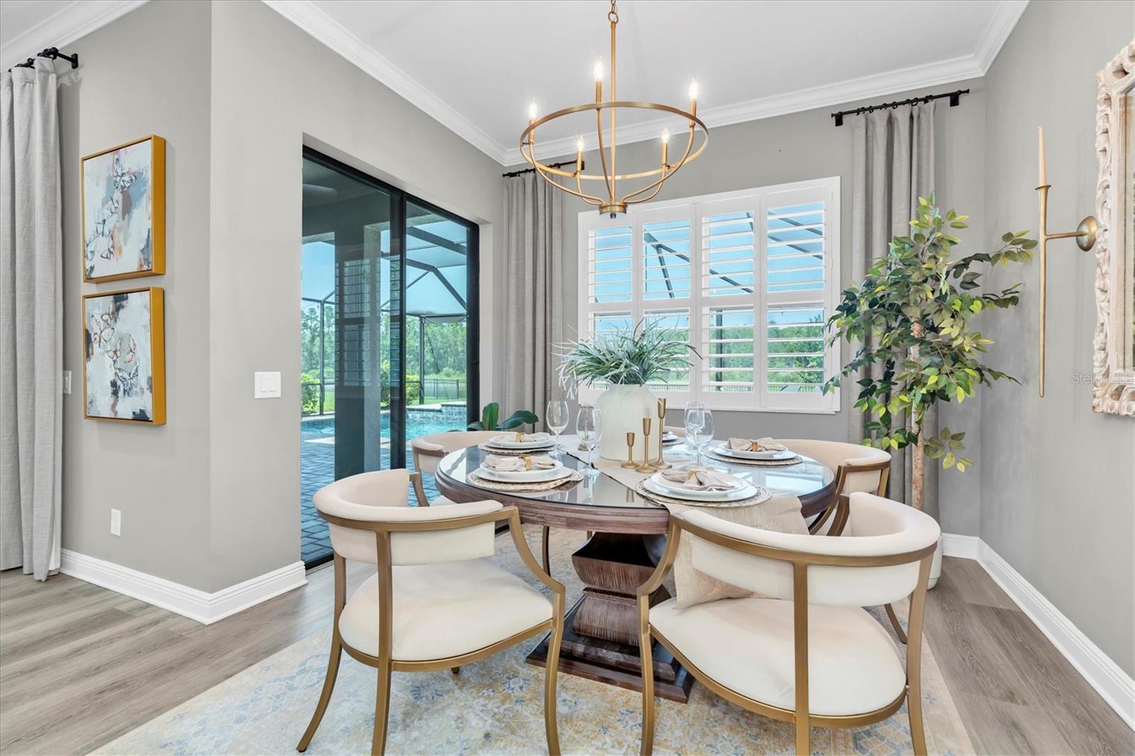 CASUAL DINING ROOM