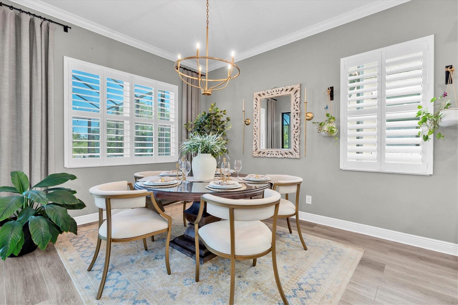 CASUAL DINING ROOM