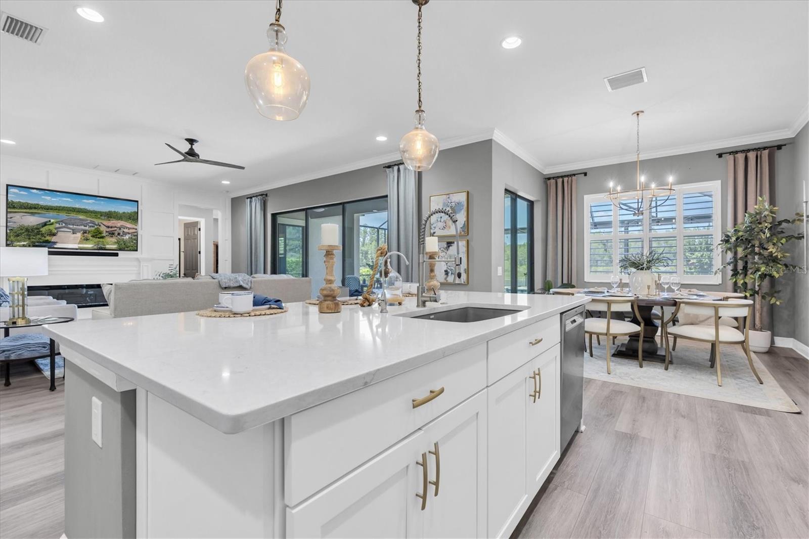 OPEN FLOOR PLAN