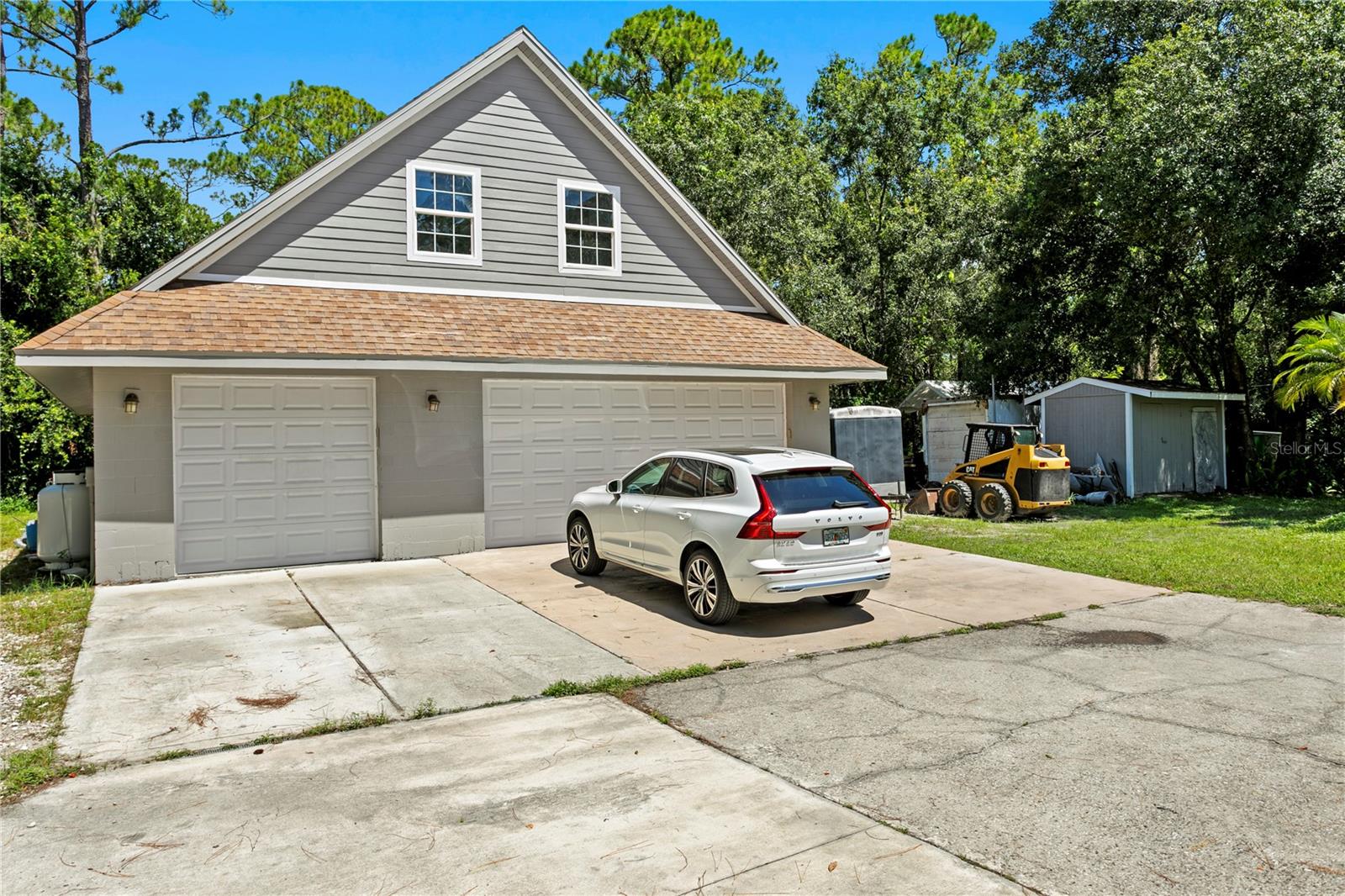 2 story detached garage 4+ cars space