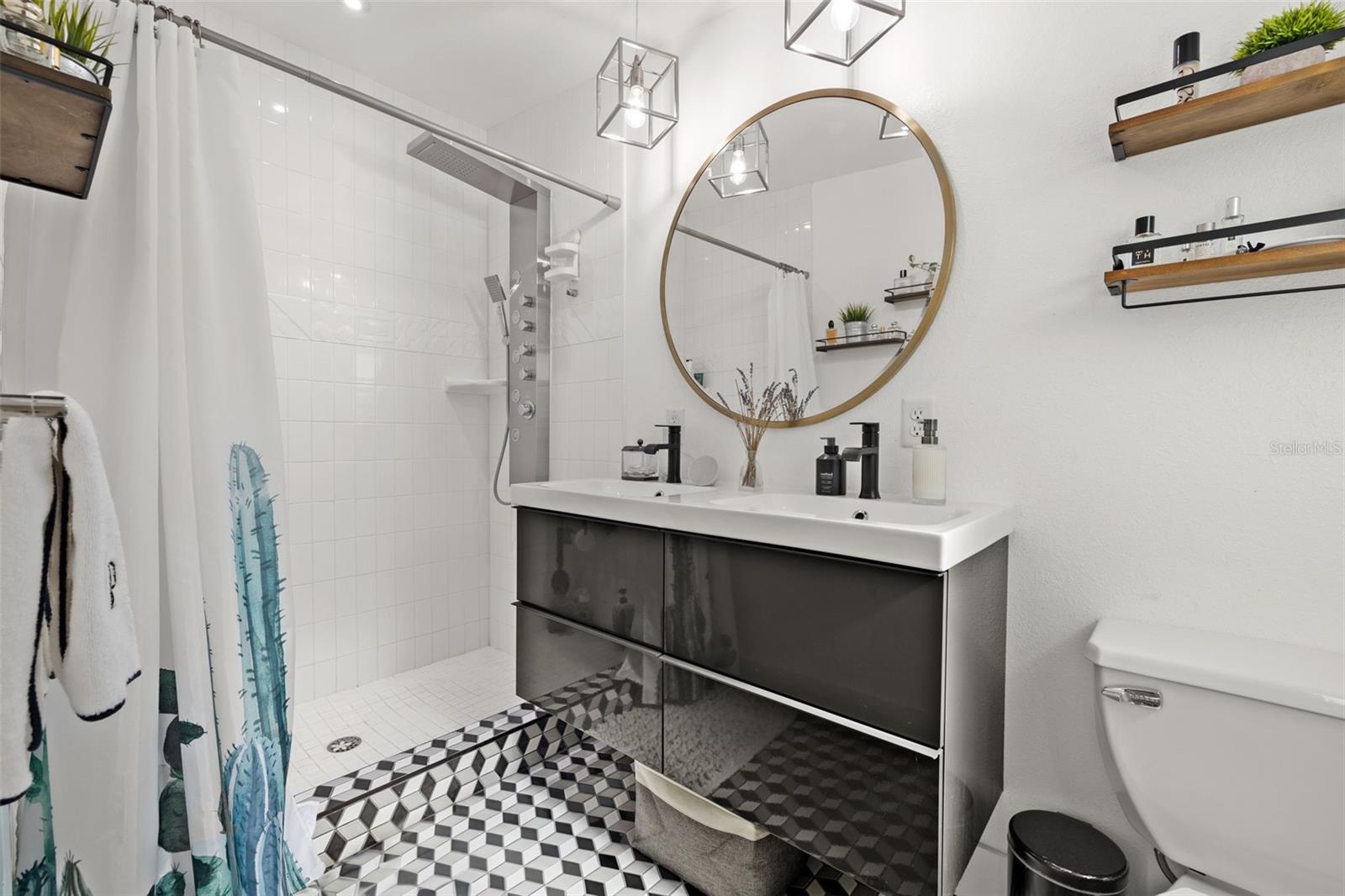 Ensuite Bath Walk in Shower