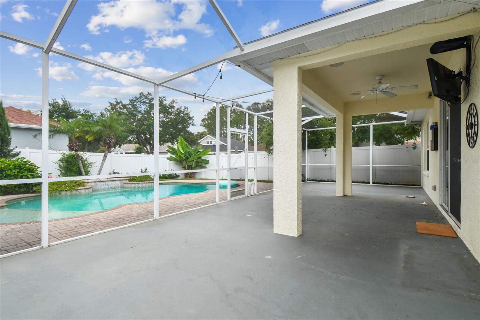 Large Screened and covered Lanai !!