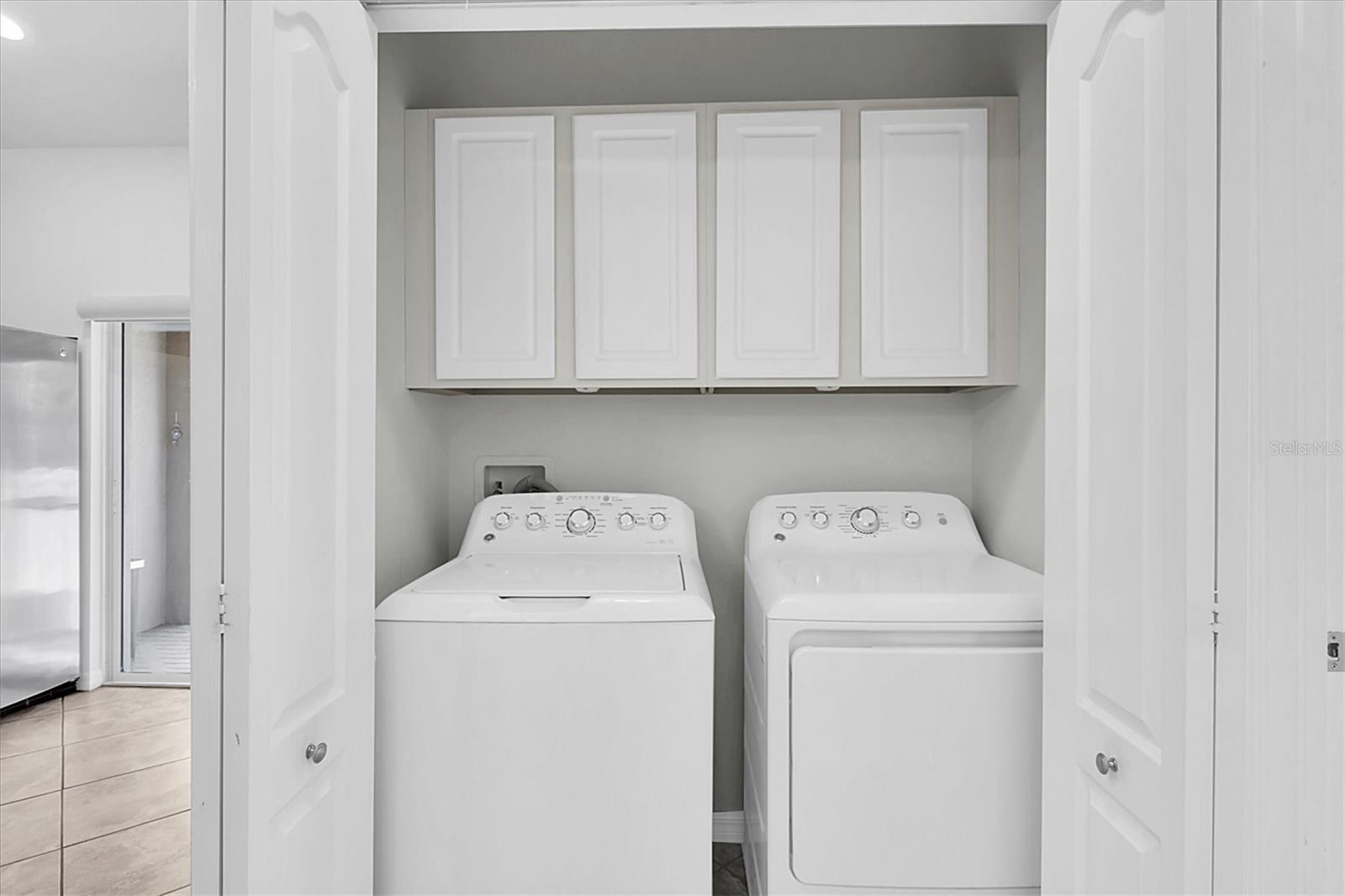 laundry, washer/dryer included