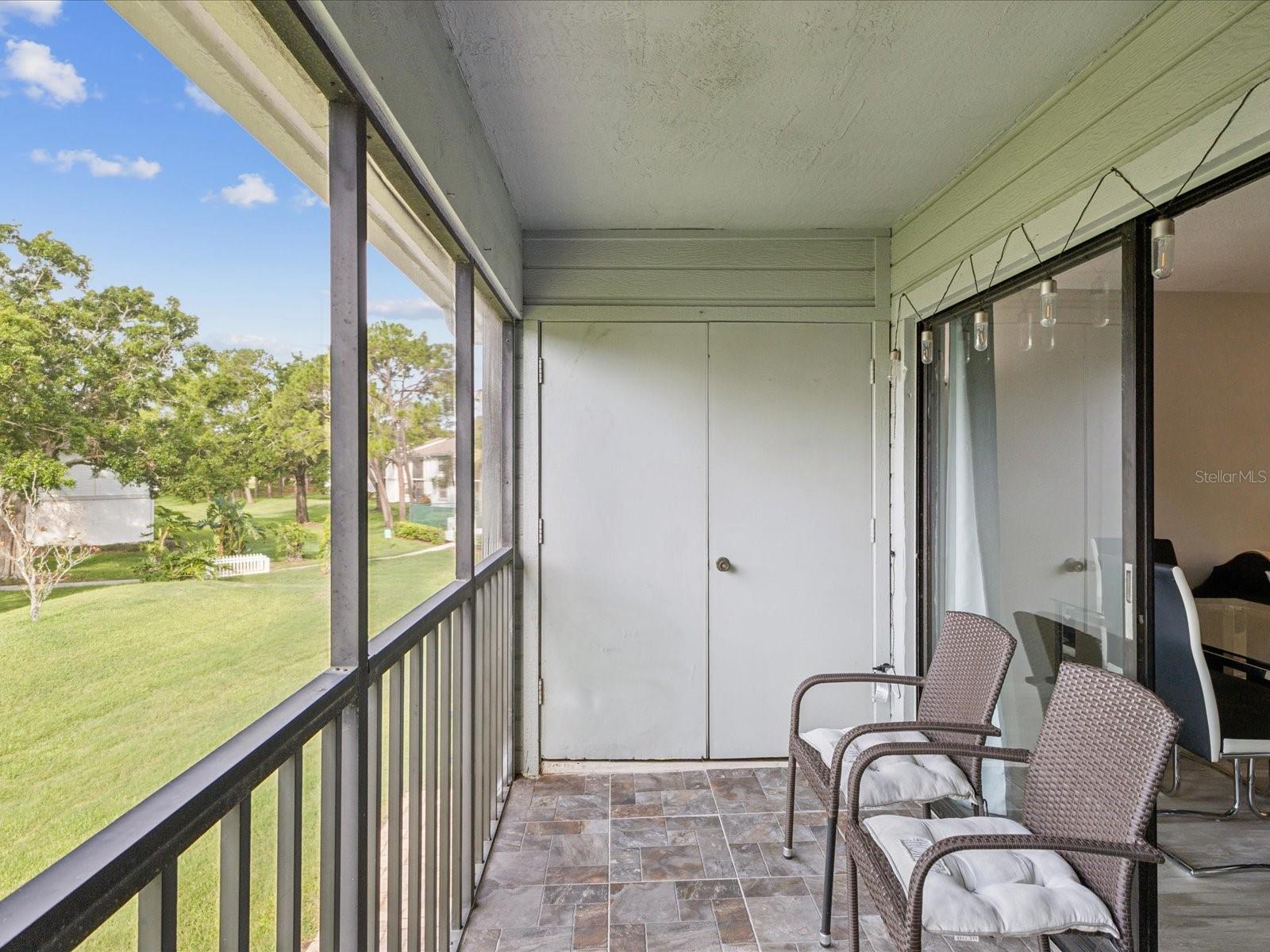 Screened Porch w/laundry closet