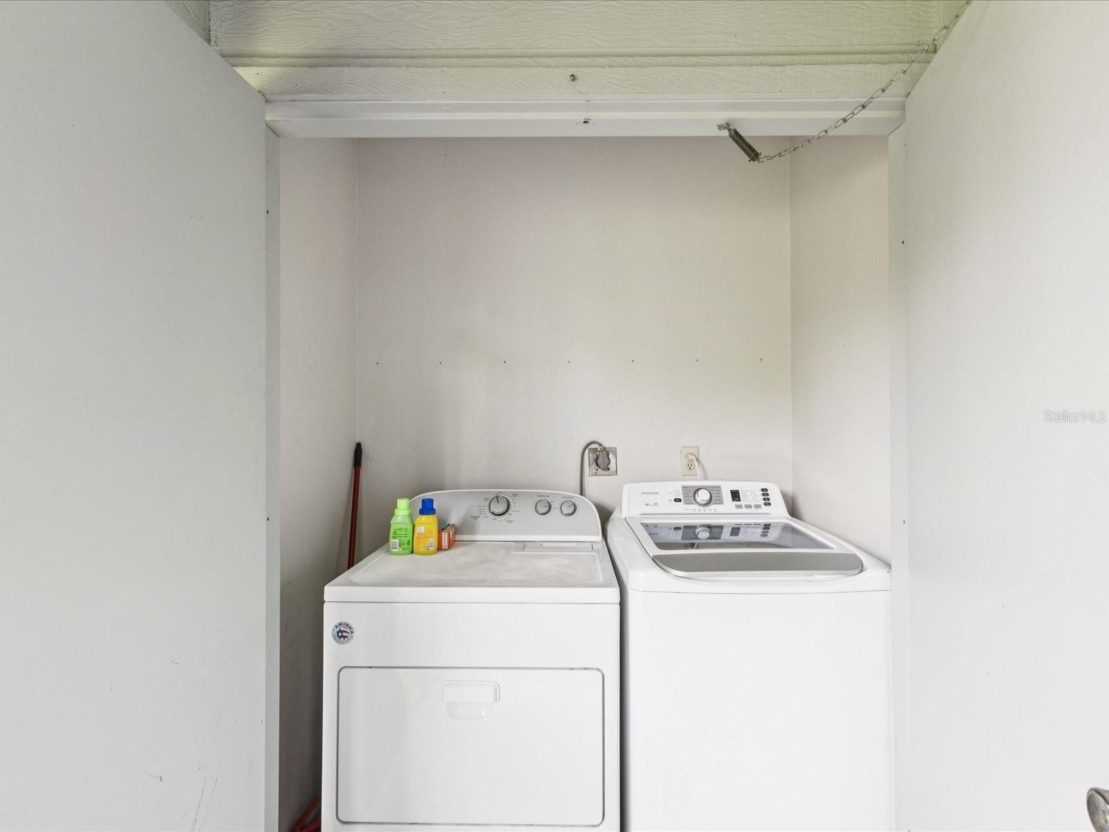 Washer/dryer included