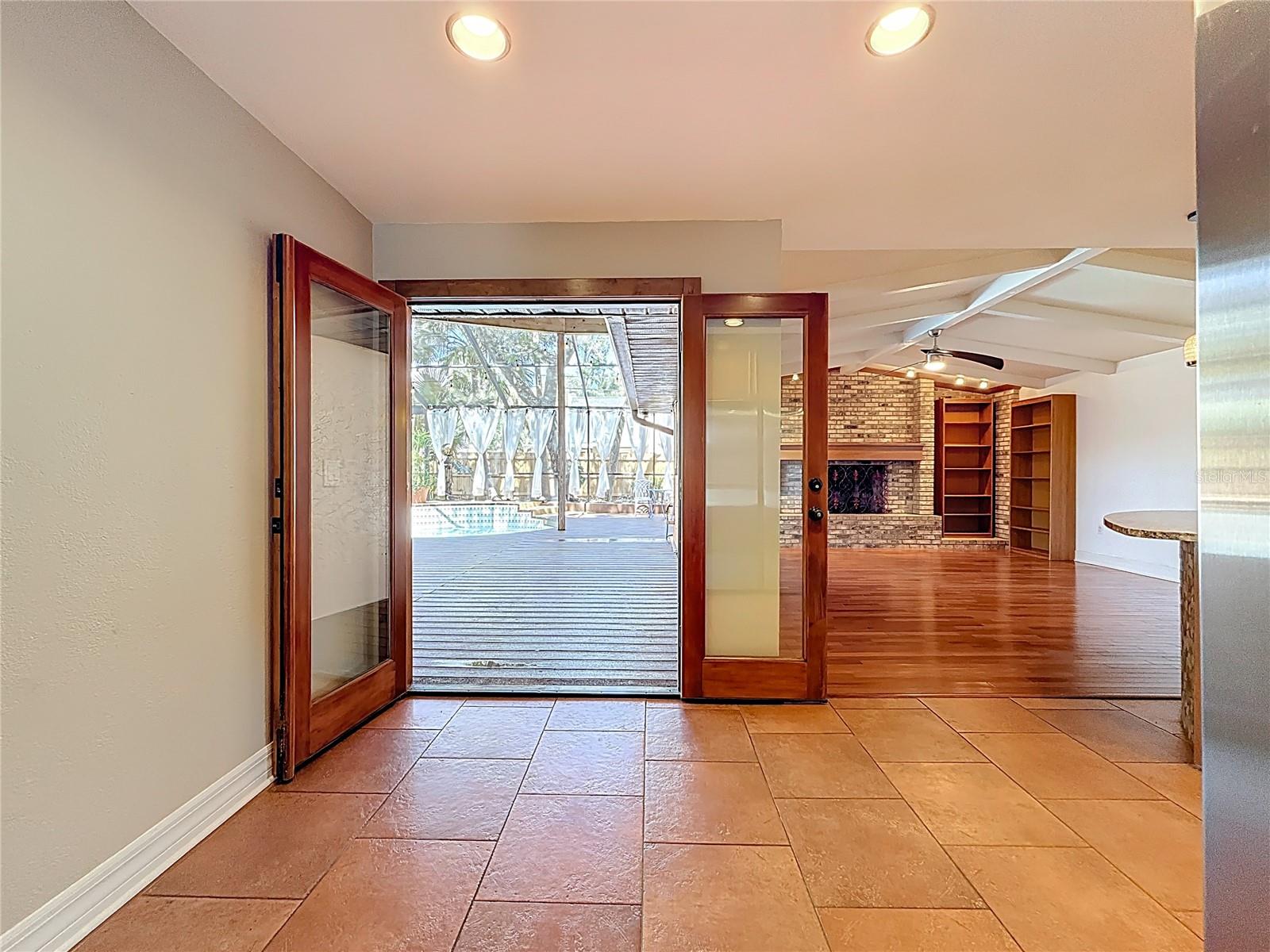 Casual Dining Area - Outdoor Living Area