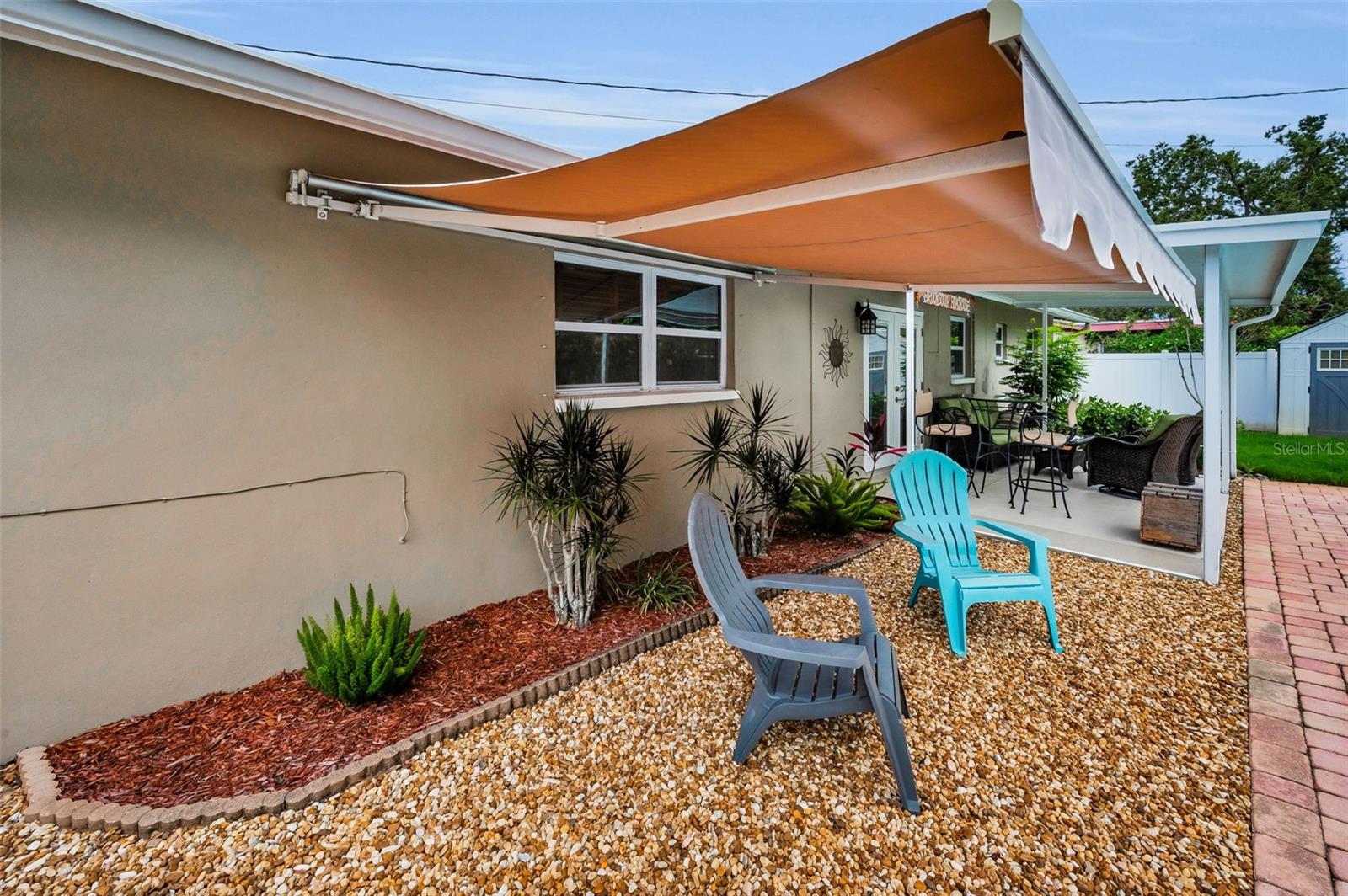 Retractable awning