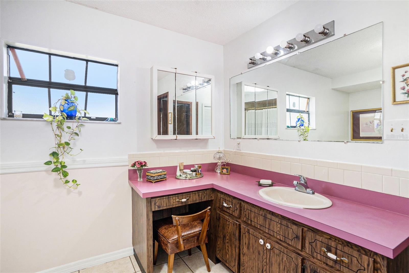 Bathroom & Bathroom Vanity - 235 Old Welcome Rd, Lithia, FL 33547