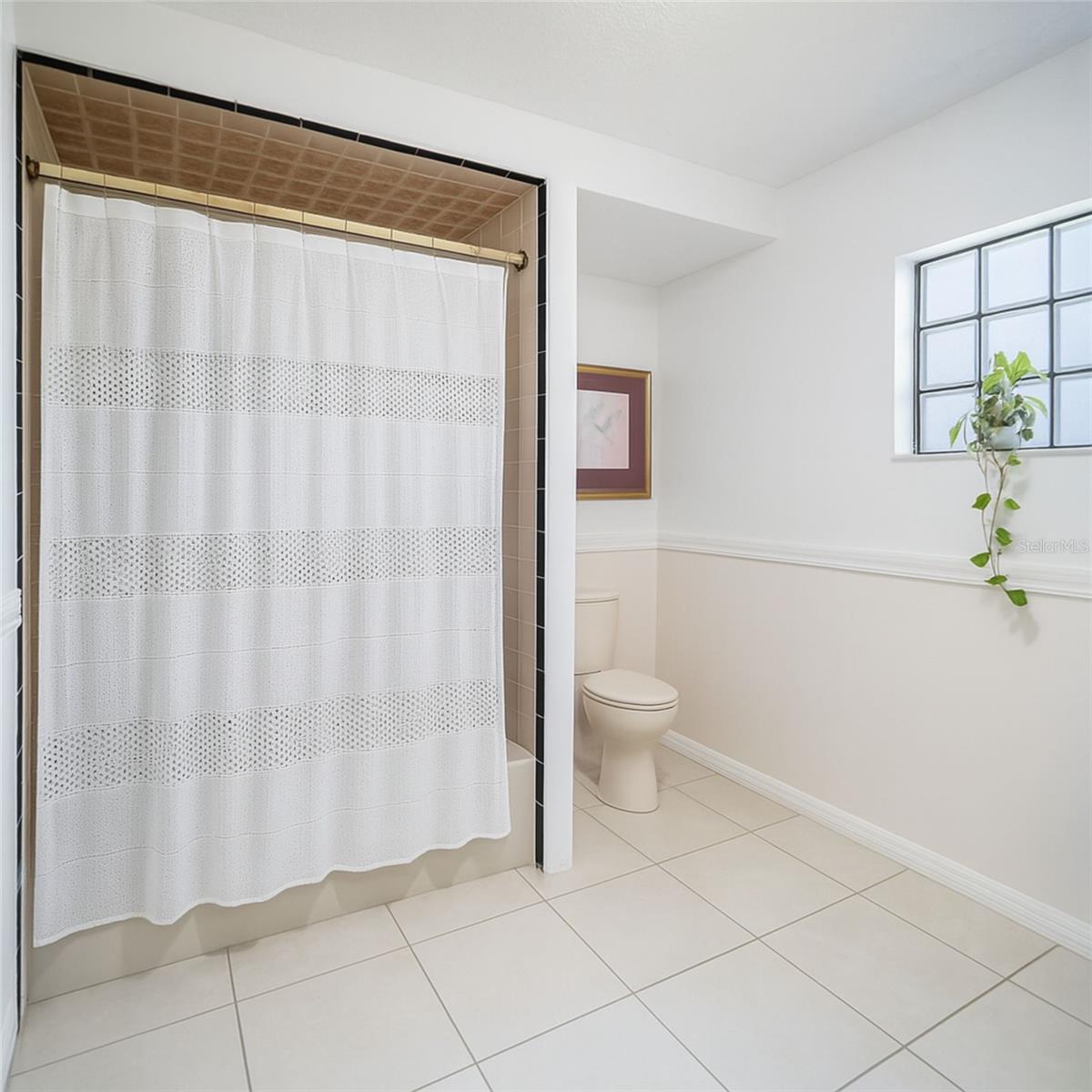 Bathroom w/ Tub & Shower Combo - 235 Old Welcome Rd, Lithia, FL 33547
