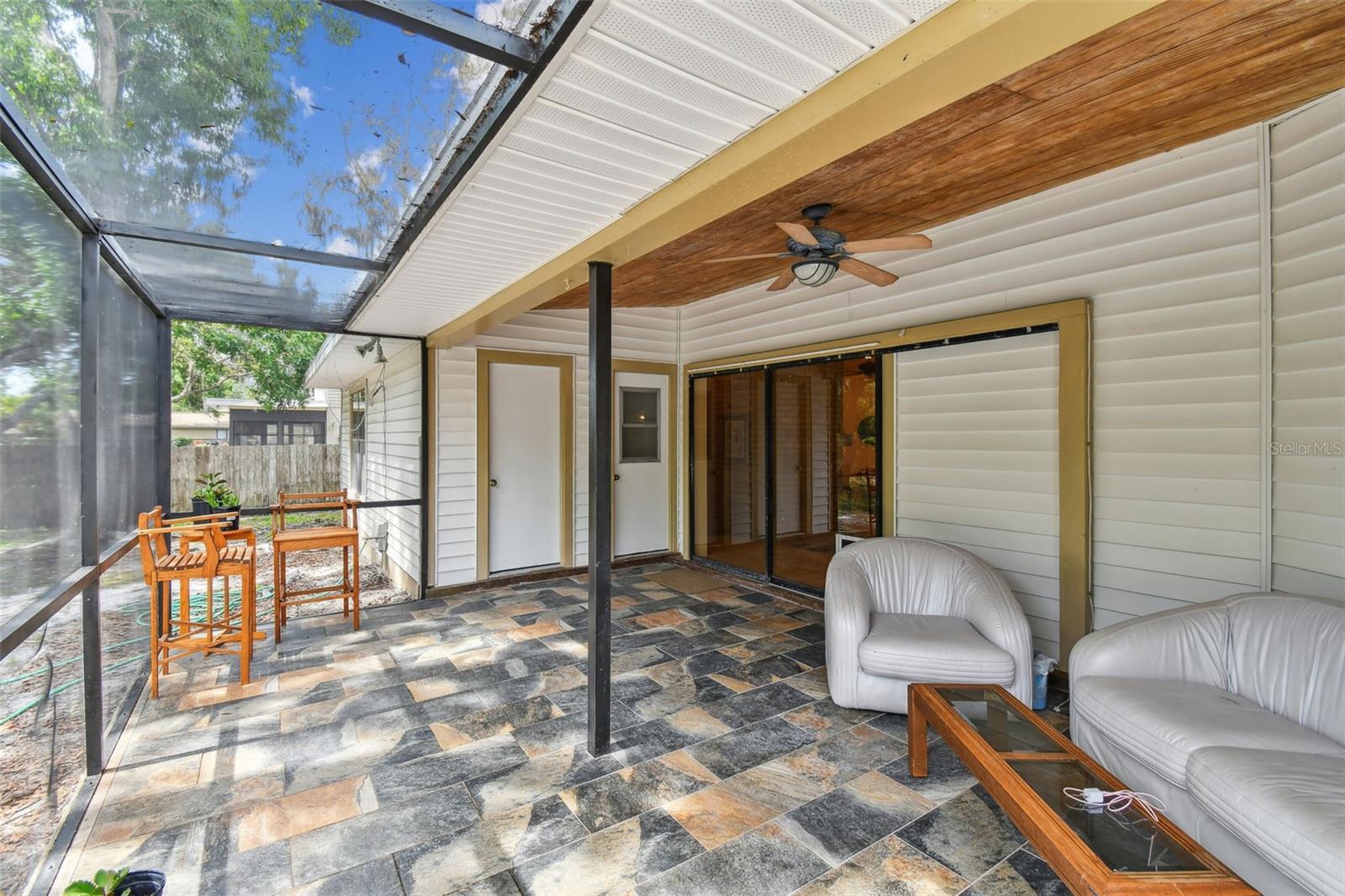 Covered/Screened Lanai w/pocketing sliding glass doors