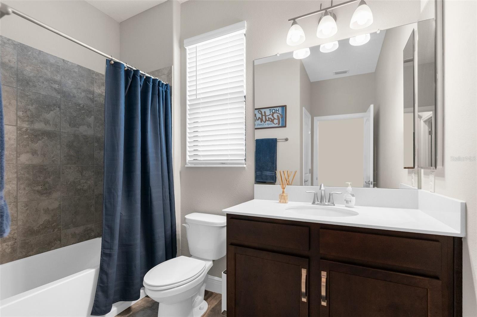 bathroom between bedrooms 1 and 2