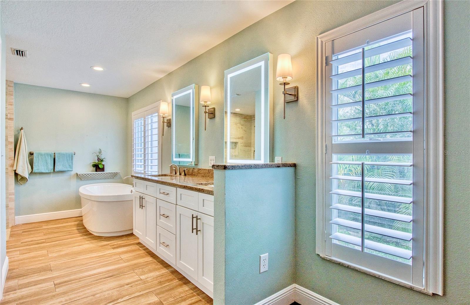 Primary en-suite bathroom