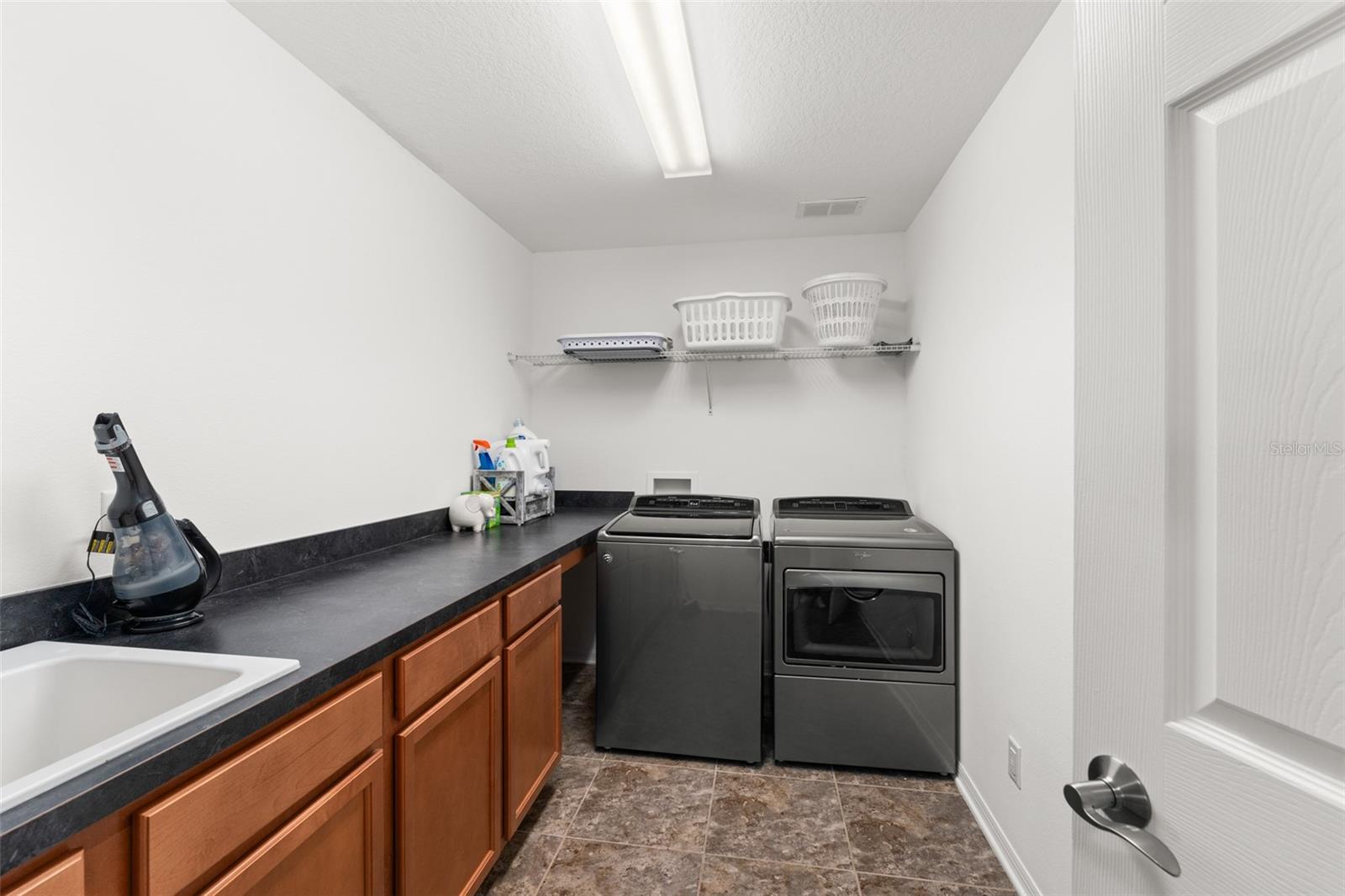 Plenty of space in the laundry room