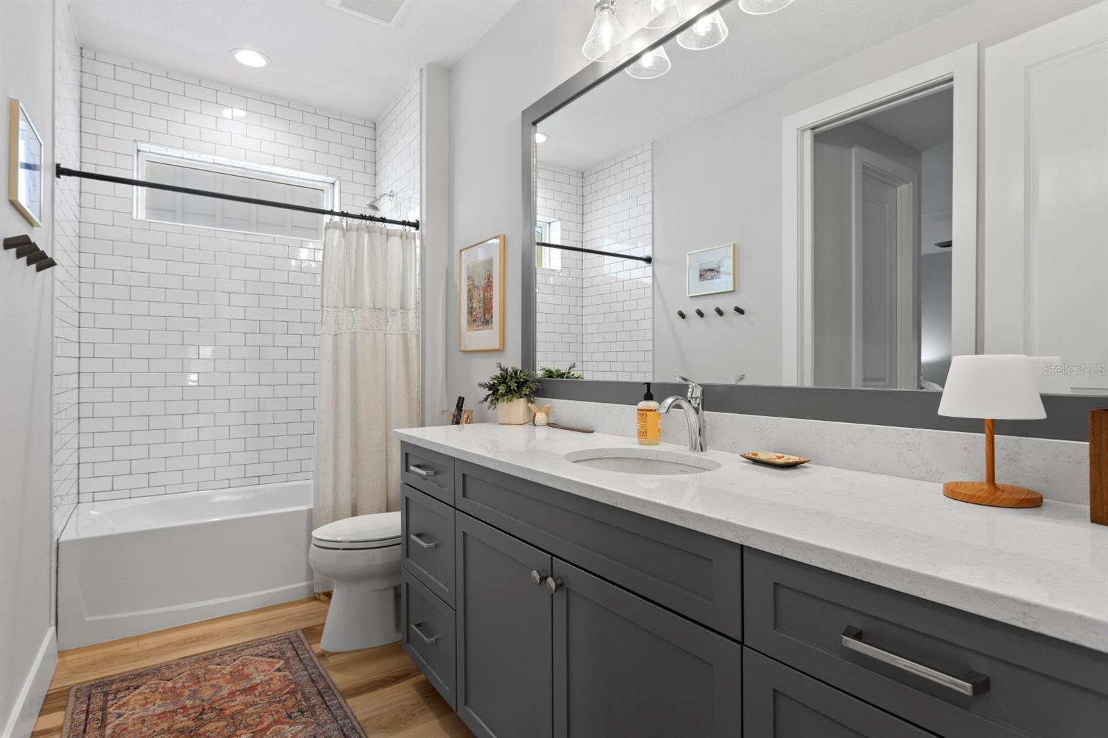 Secondary Bath En Sutie