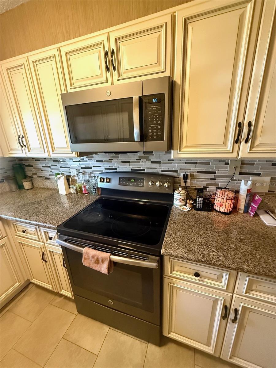 Kitchen has 17 cabinets