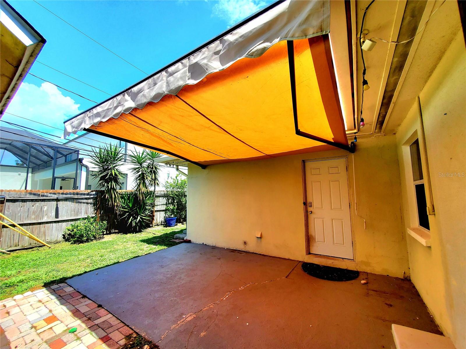 ....RETRACTABLE SHADE