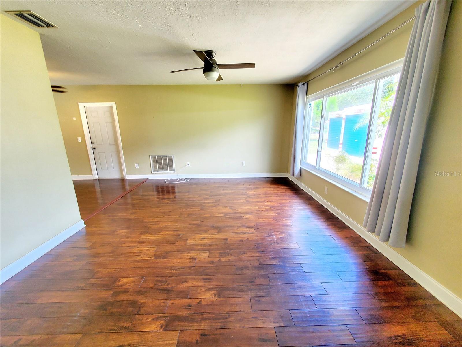 LAMINATE WOOD FLOORS