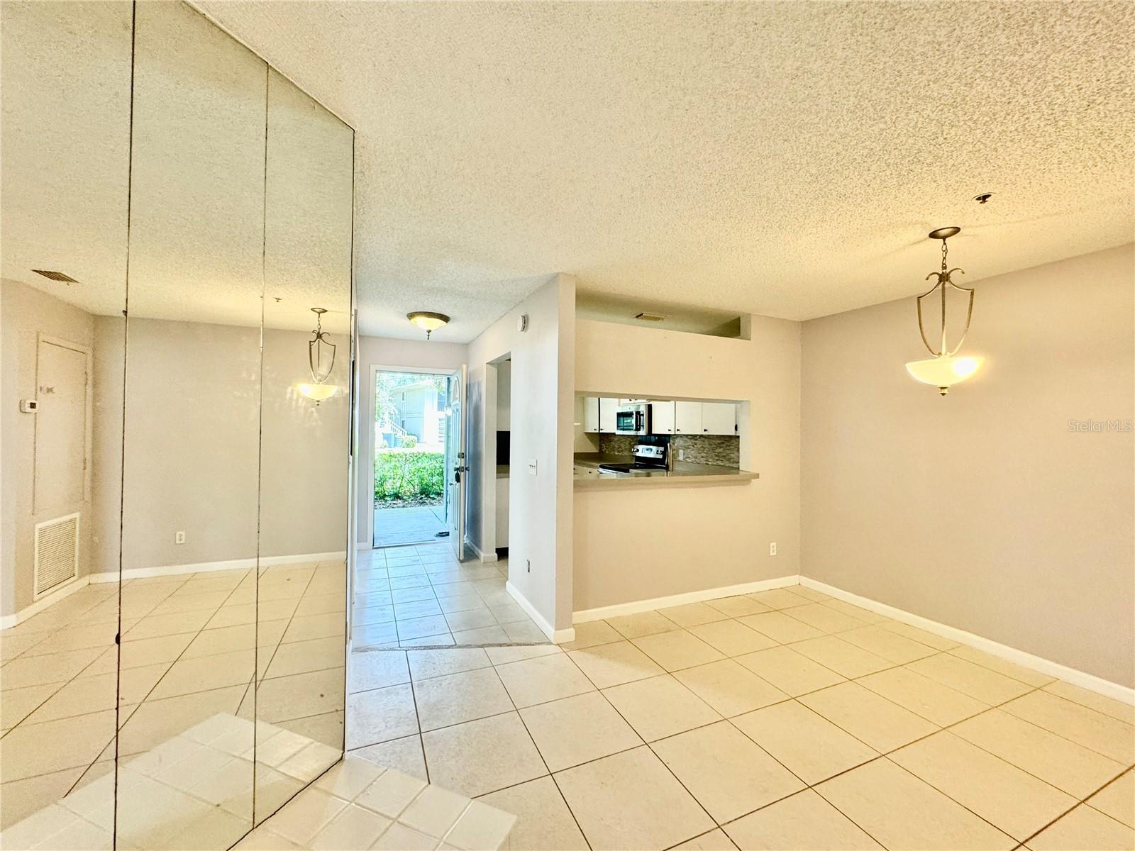 Spacious living room/dining room area