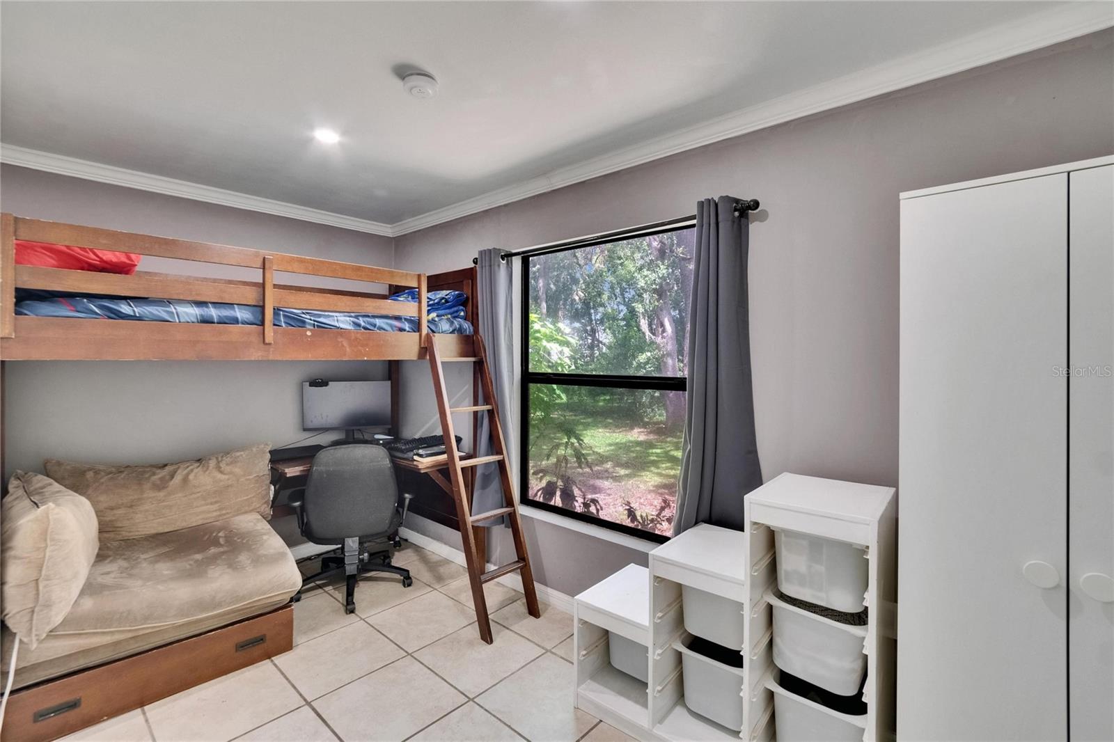 Office ( used as a bedroom currently)