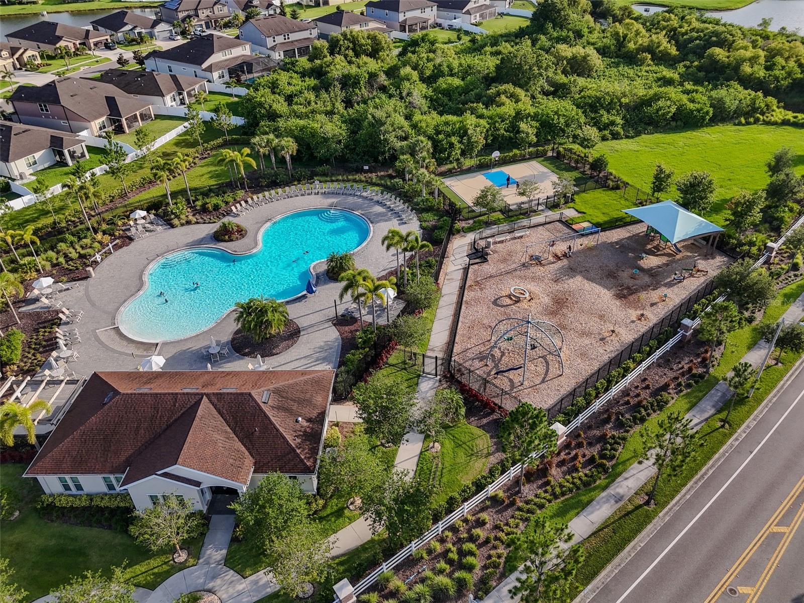 POOL & CLUBHOUSE