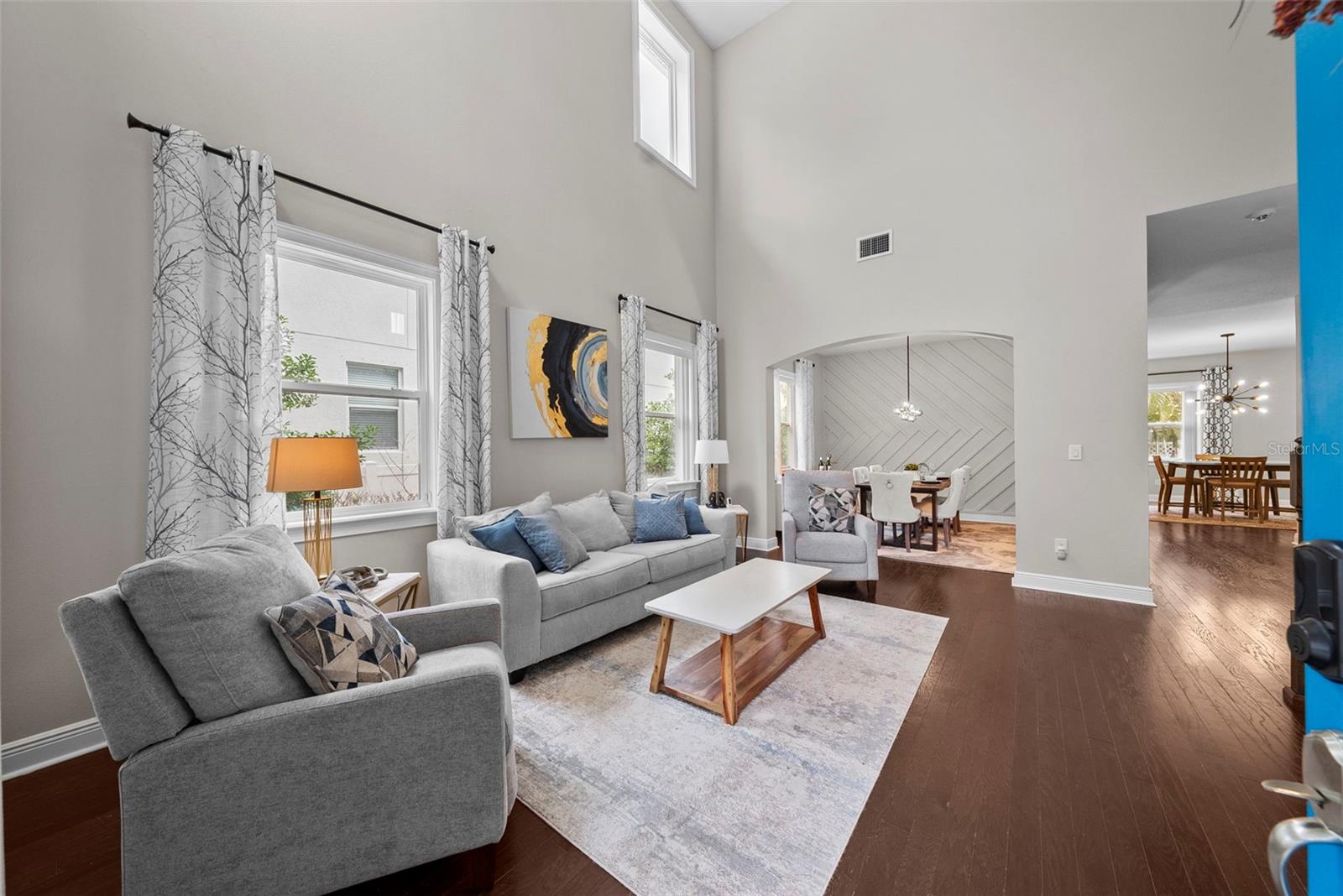 Vaulted 2-story grand entry / living room