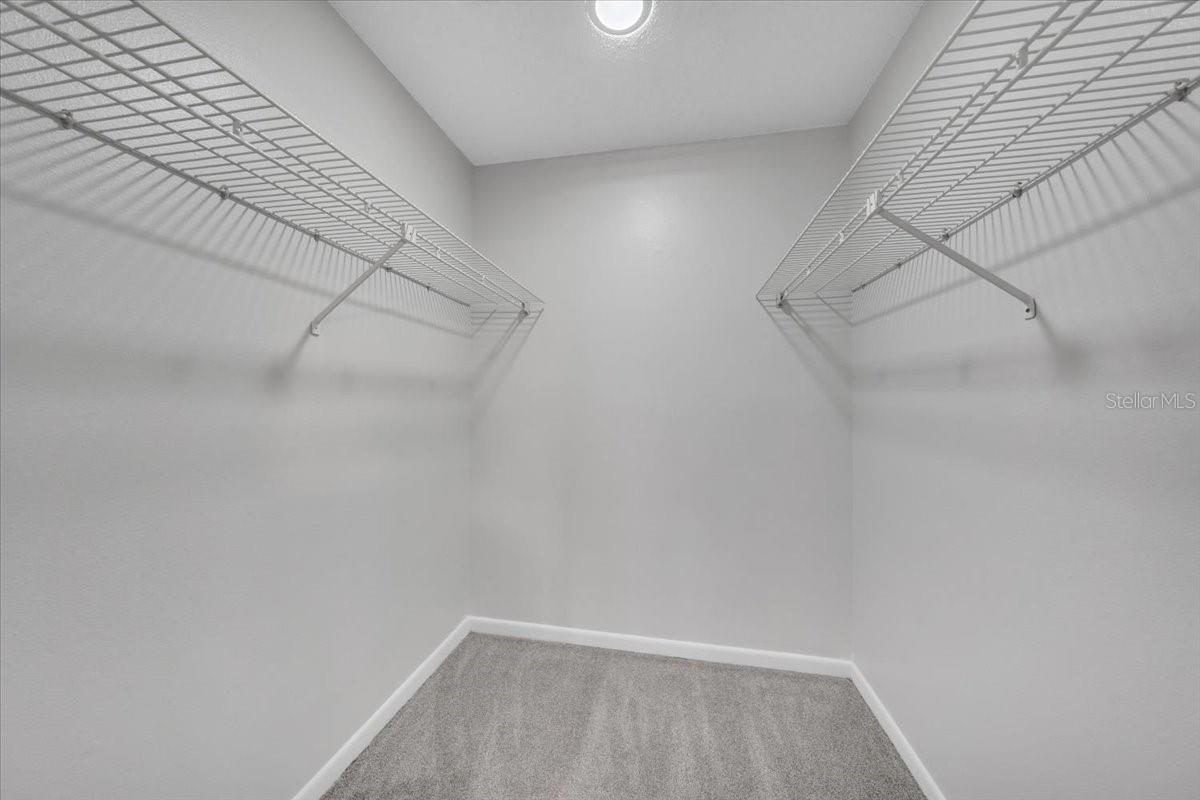 Walk in closet ready to be customized