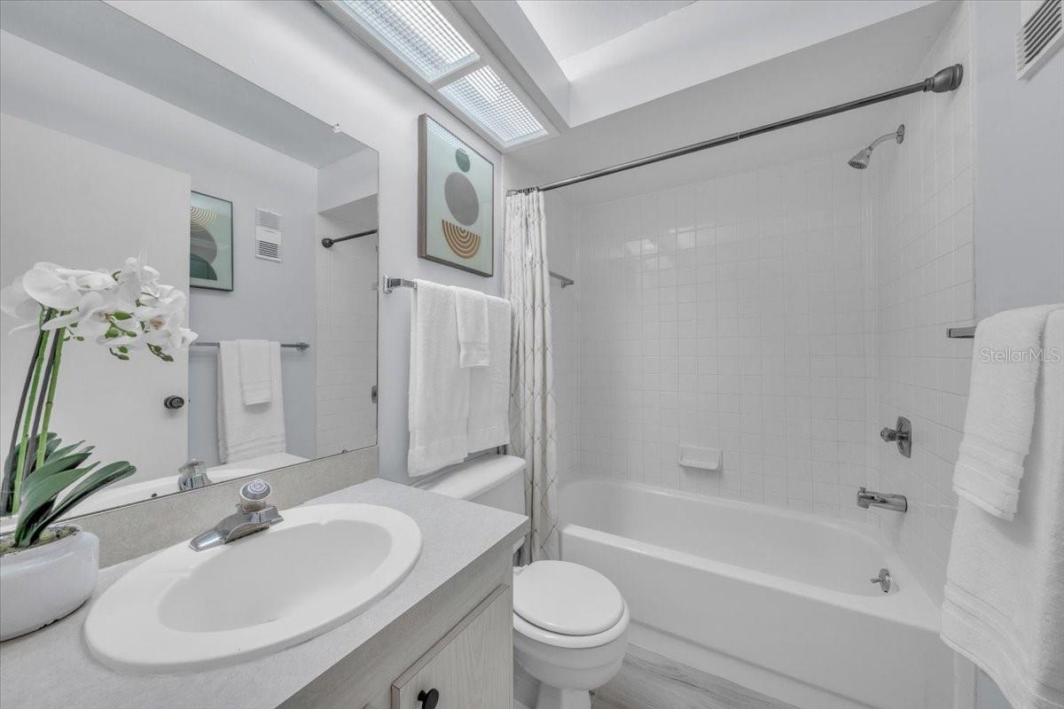 Guest bathroom with shower/tub combo