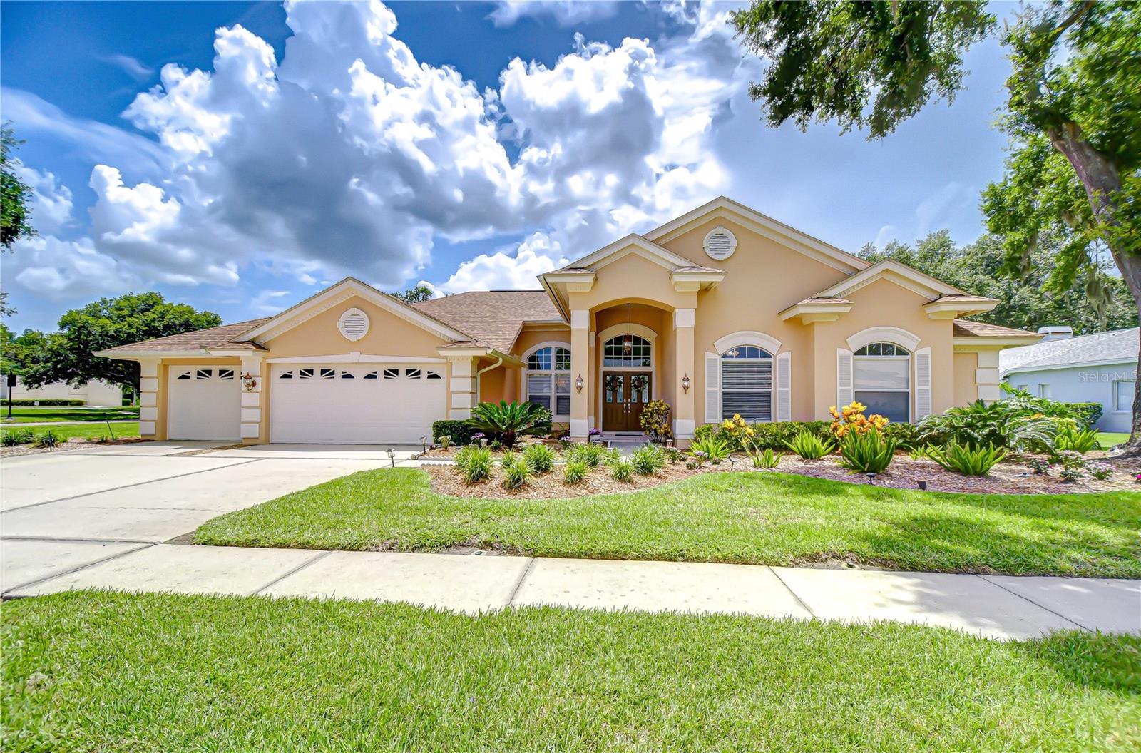 Beautiful 4/3.5 with private pool
