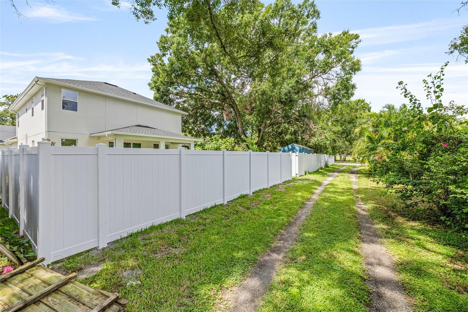 Alleyway Access with a gate!