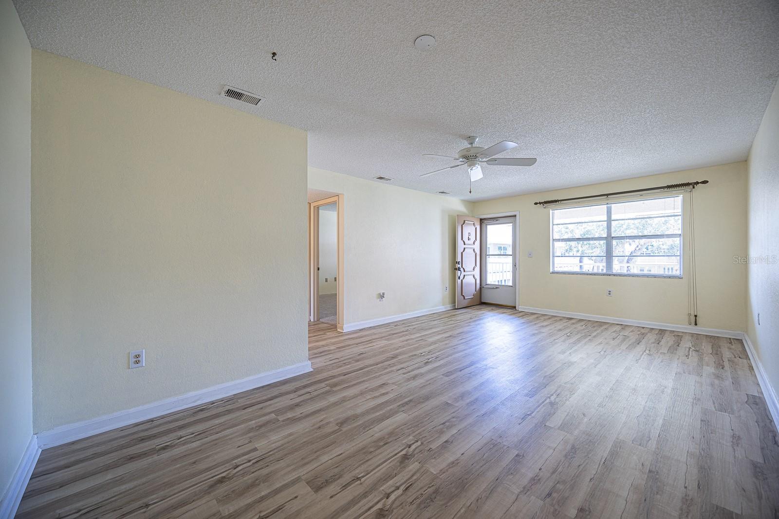 Living Room/Dining Area