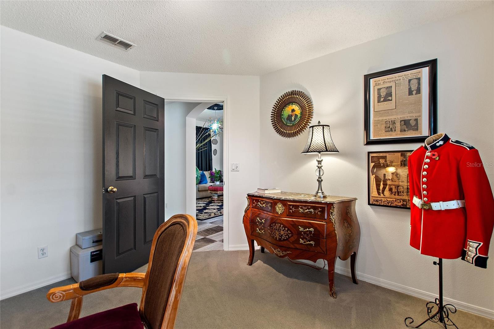 Clean, neutral and ready to make into an office, craft room or another bedroom.