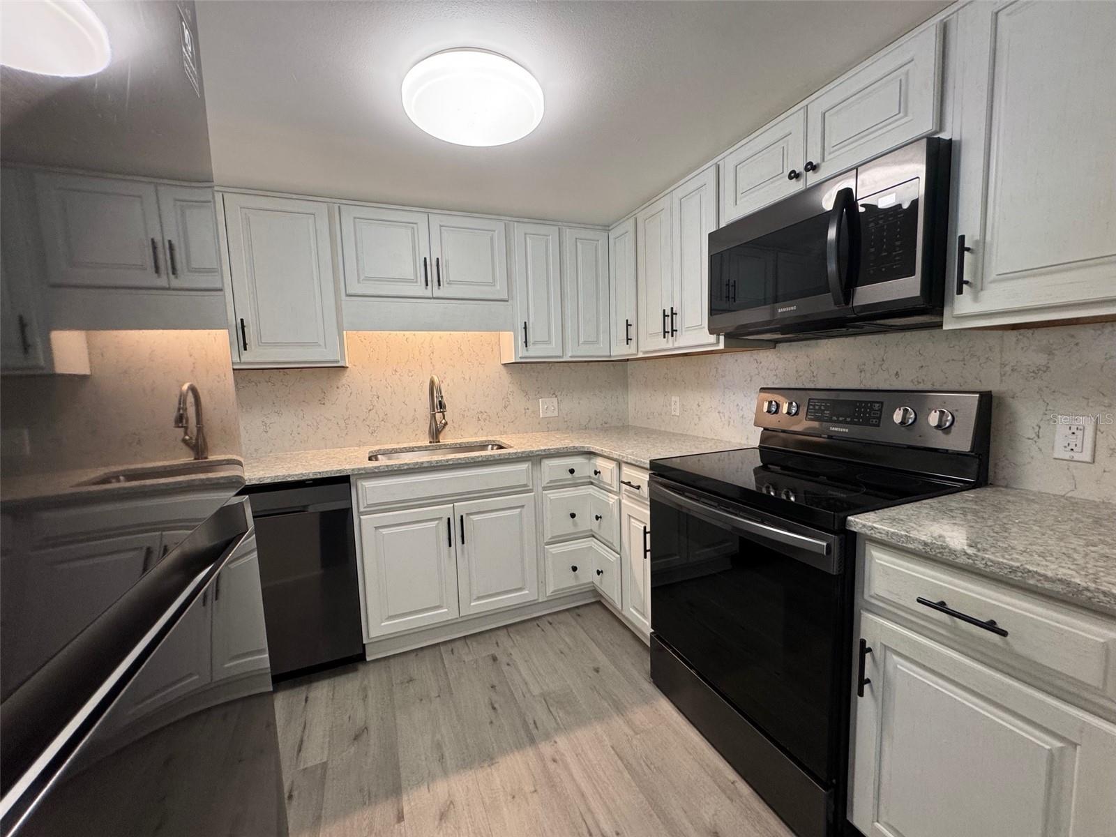 Totally Updated Kitchen w/KraftMaid Cabinets