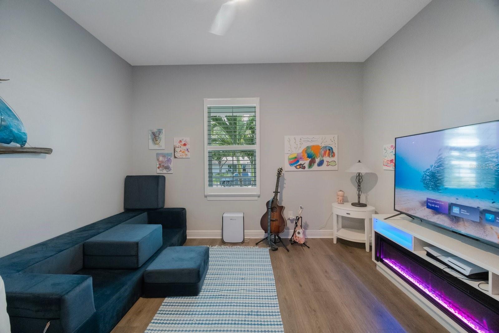 Bedroom w/ Ensuite