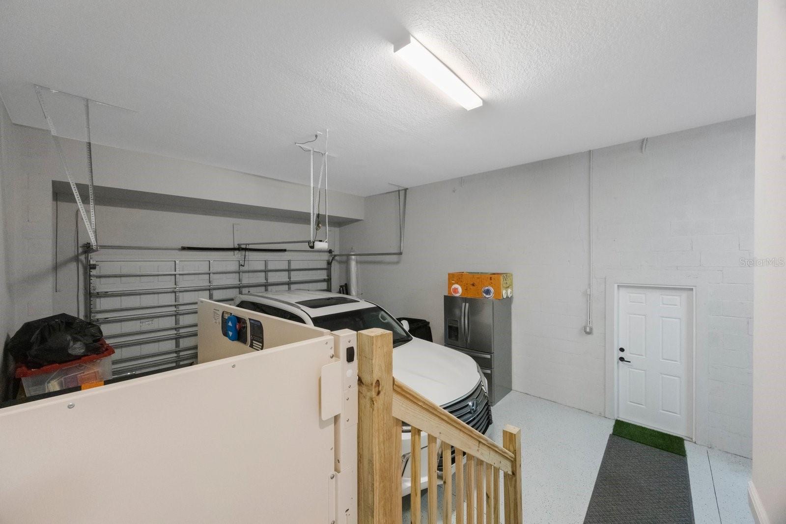 Garage w/ Lift