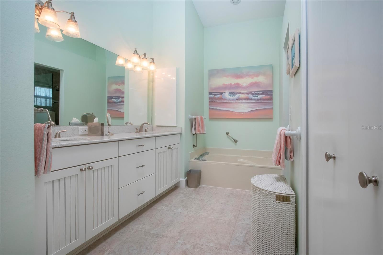 Primary Bathroom w/full size tub